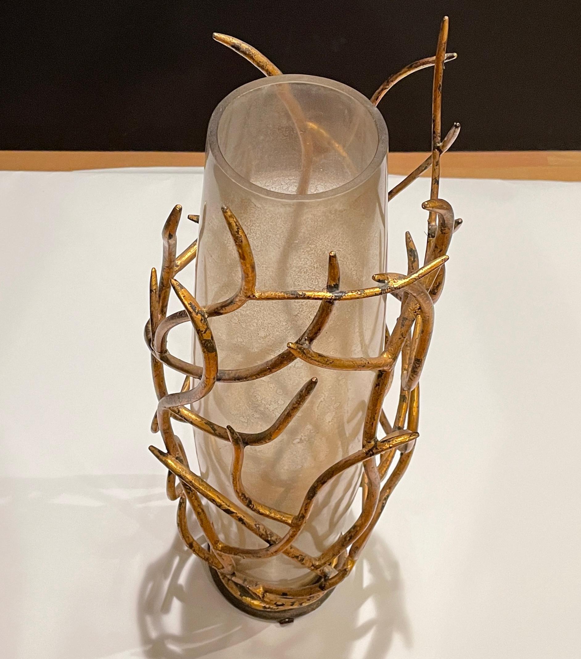 Doré Vase contemporain en fer doré et verre d'art en vente