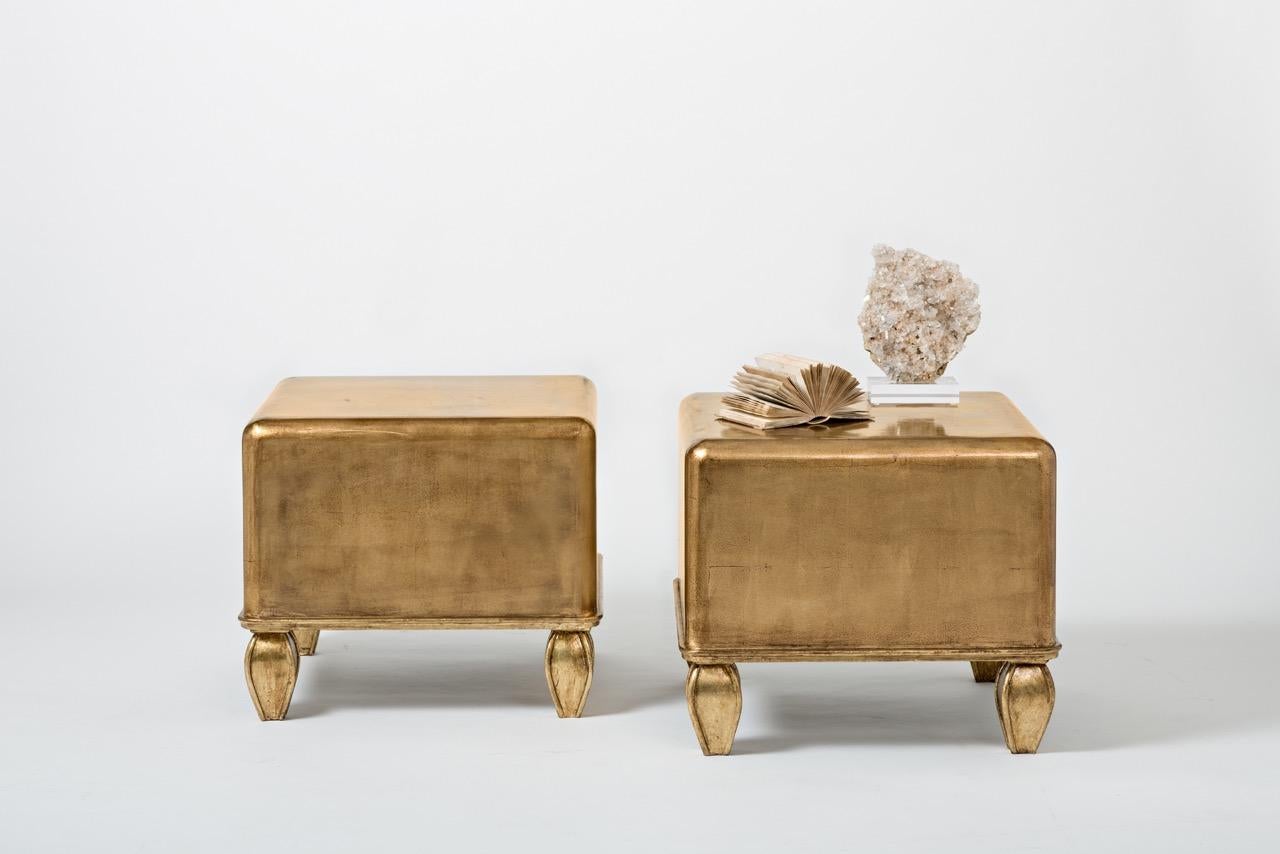 Tavolino da caffè contemporaneo su misura con gambe in foglia d'oro della collezione Tara Shaw Maison con varianti di finitura standard lucida. Realizzato a mano a New Orleans. Finiture standard in foglia d'oro, lacca bianca e lacca