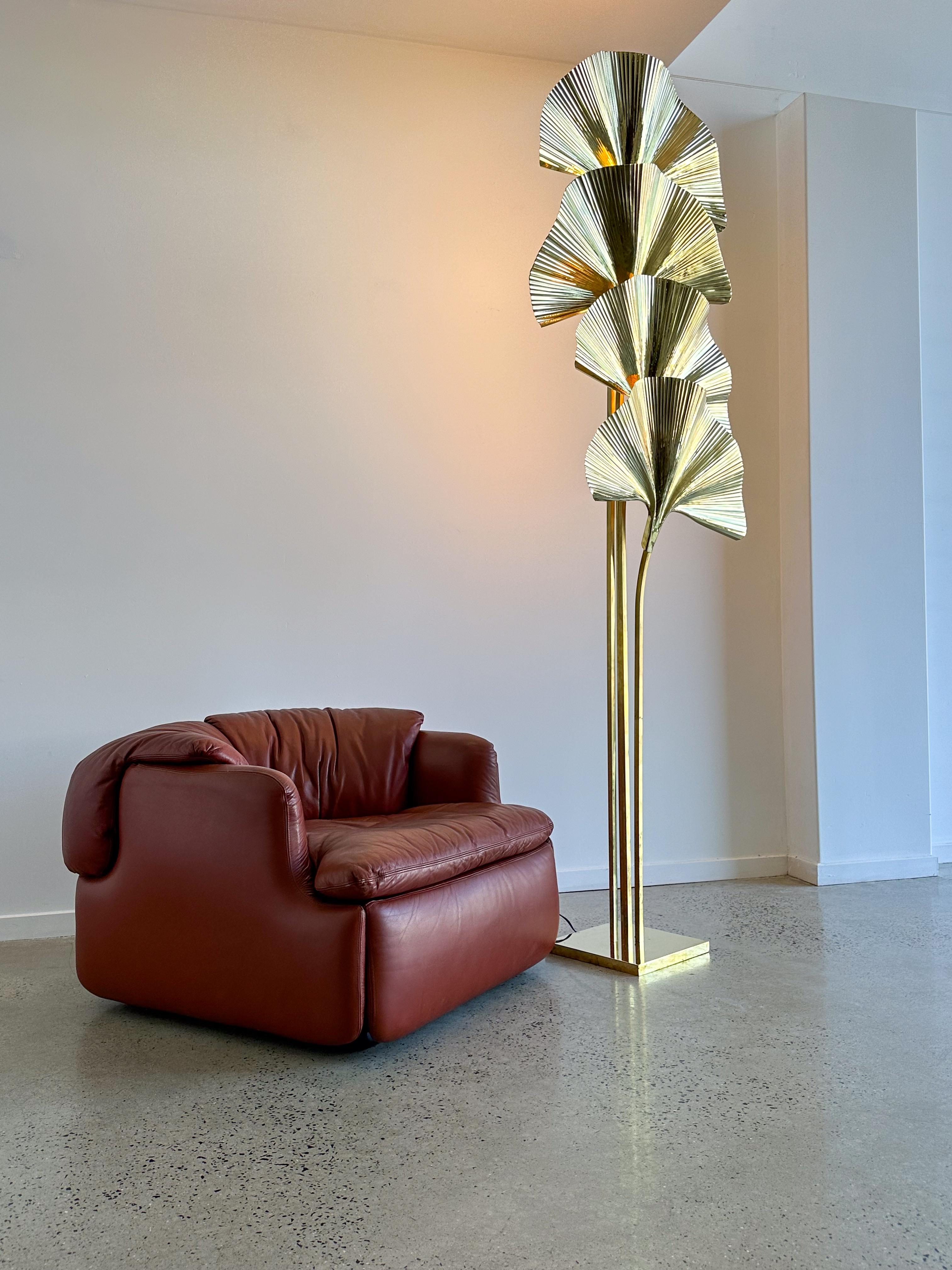 Lámpara de pie contemporánea de gran diseño totalmente de latón con cuatro hojas de Ginko y base cuadrada.

Esta combinación de latón y elementos botánicos crea un diseño elegante y una luminaria inspirada en la naturaleza. El Ginkgo Biloba es un