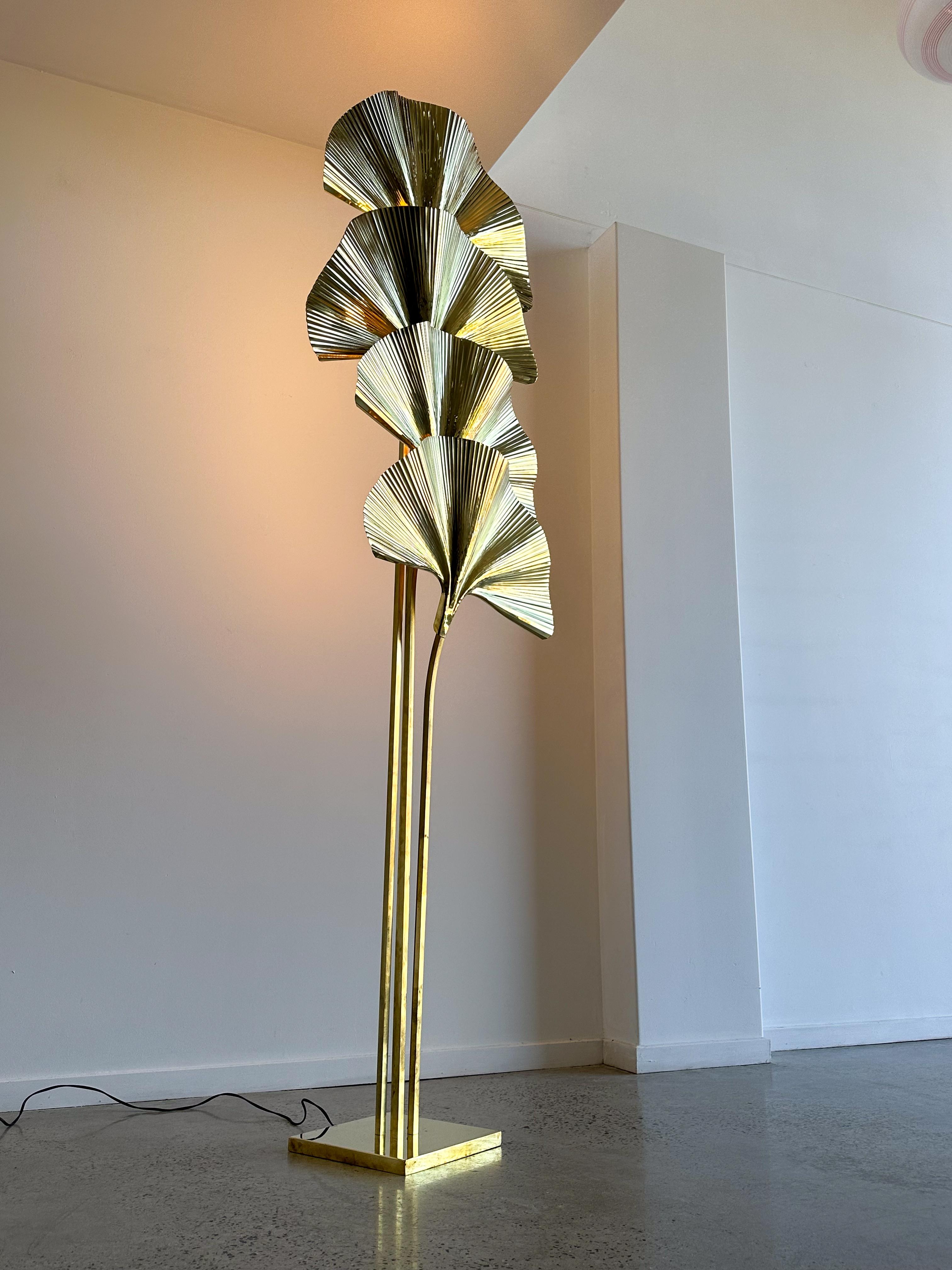 Lámpara de pie contemporánea de latón italiano Ginko Italiano en venta