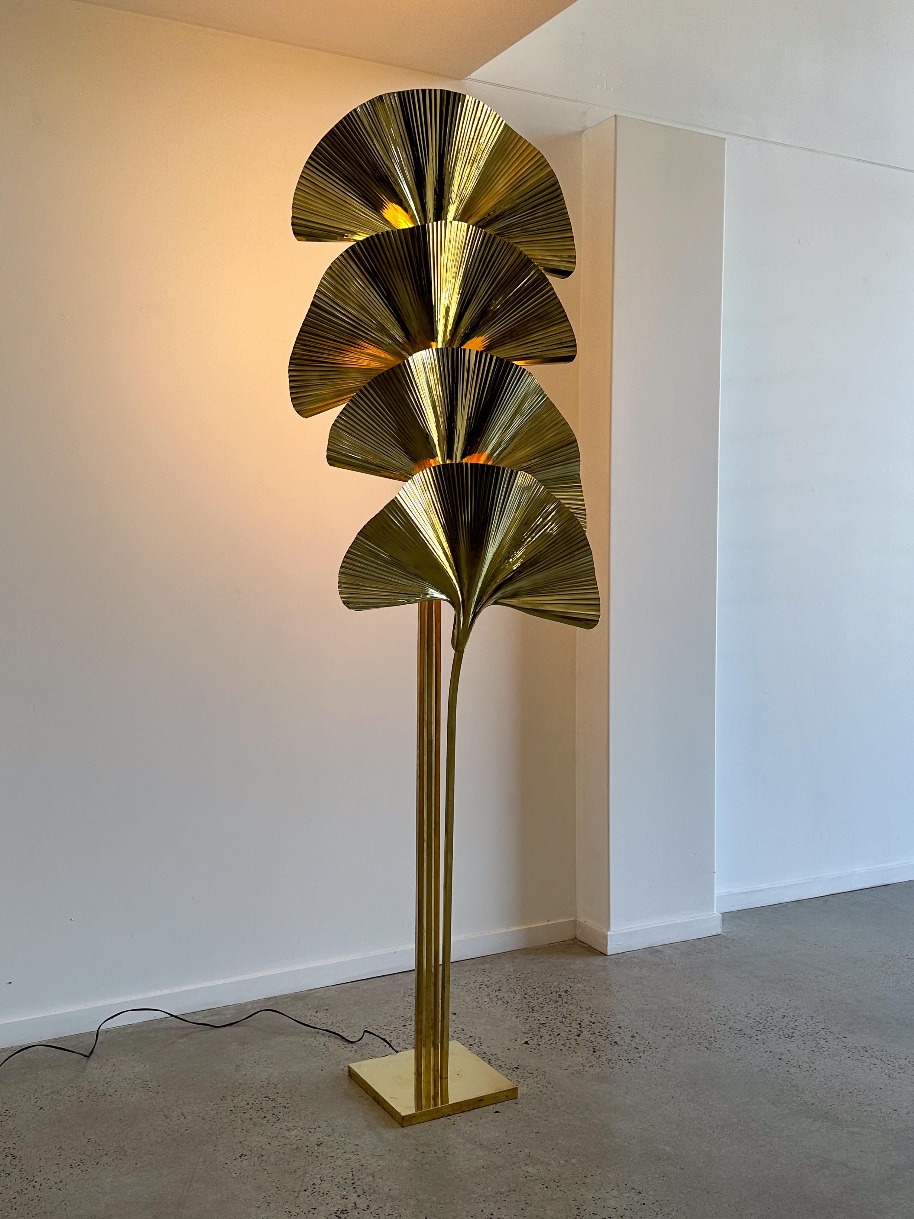 Lámpara de pie contemporánea de latón italiano Ginko Hecho a mano en venta
