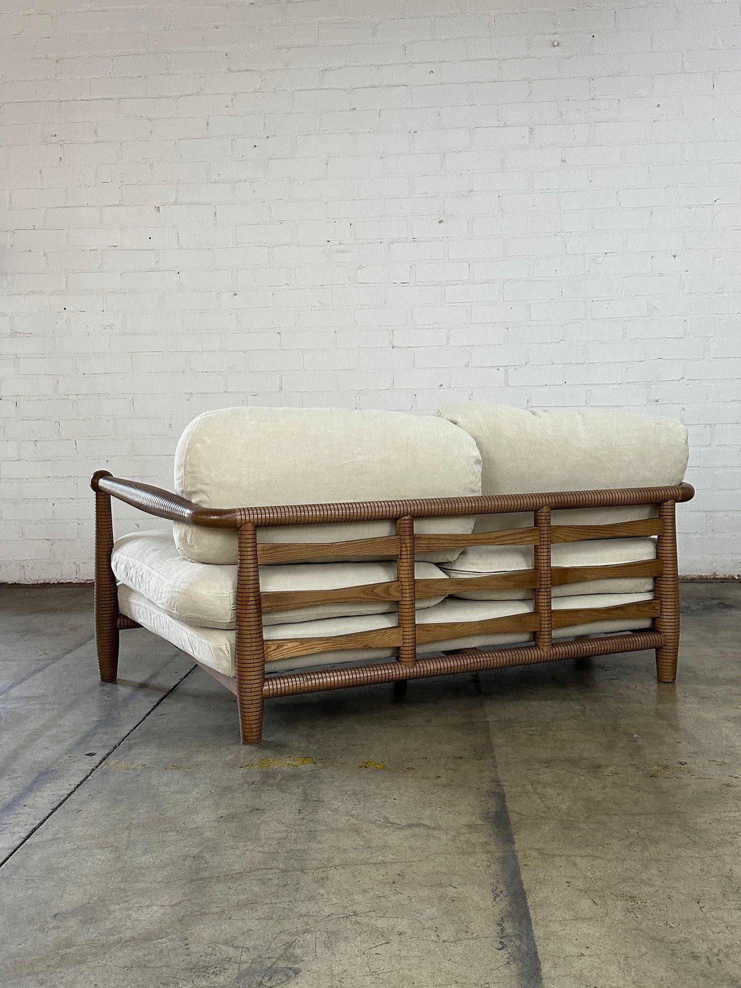 Contemporary Gio Sofa (Organische Moderne) im Angebot