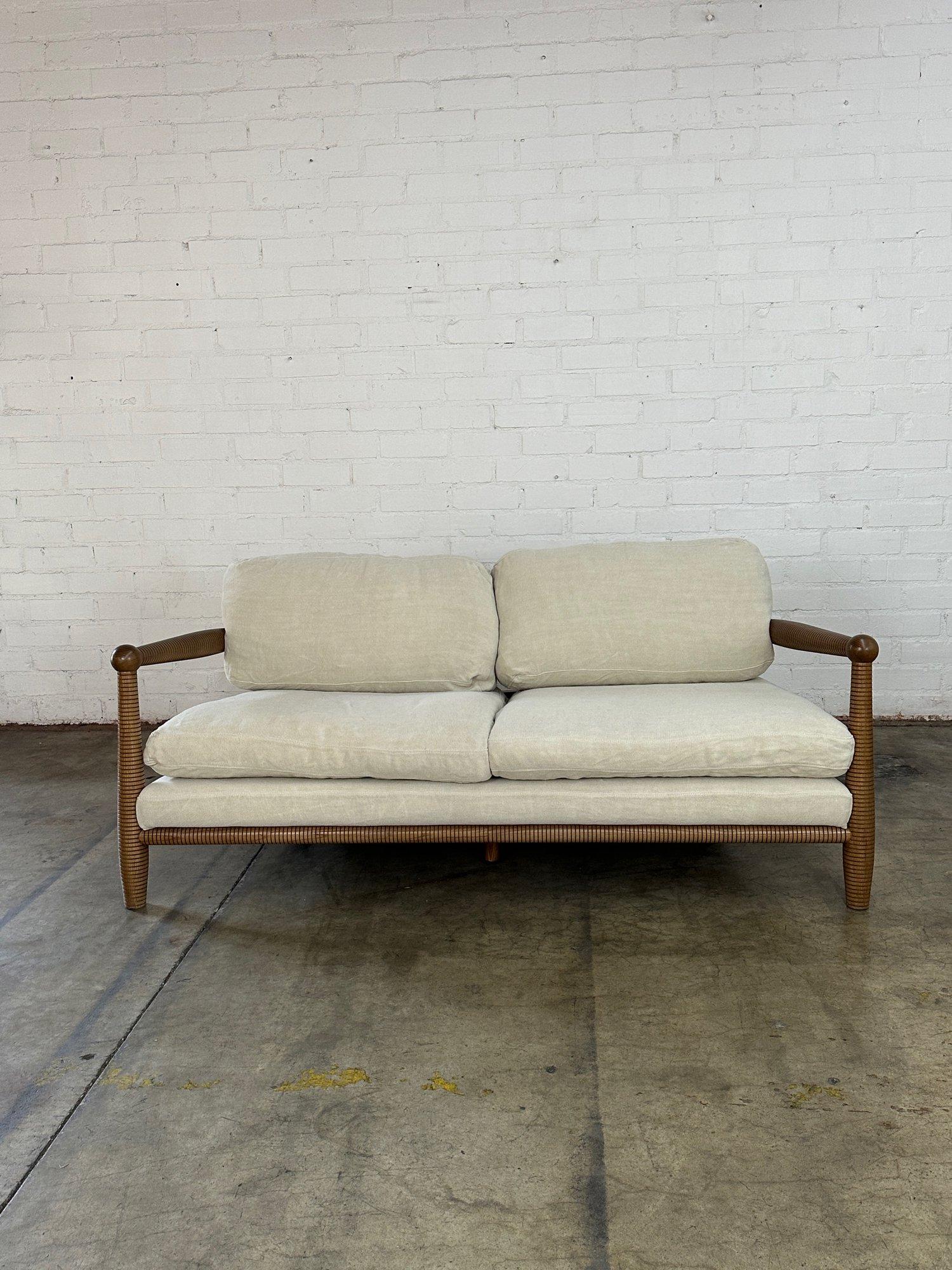 Contemporary Gio Sofa (Leinen) im Angebot