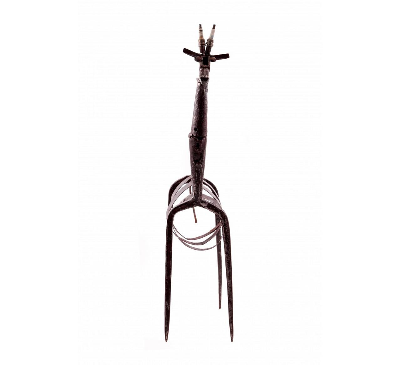Girafe de José Jerónimo, oeuvre d'art unique
Sculpture en fer avec utilisation d'outils et d'autres objets
Signé

Mesures : 81 x 41 x 15 cm.
Collection privée.