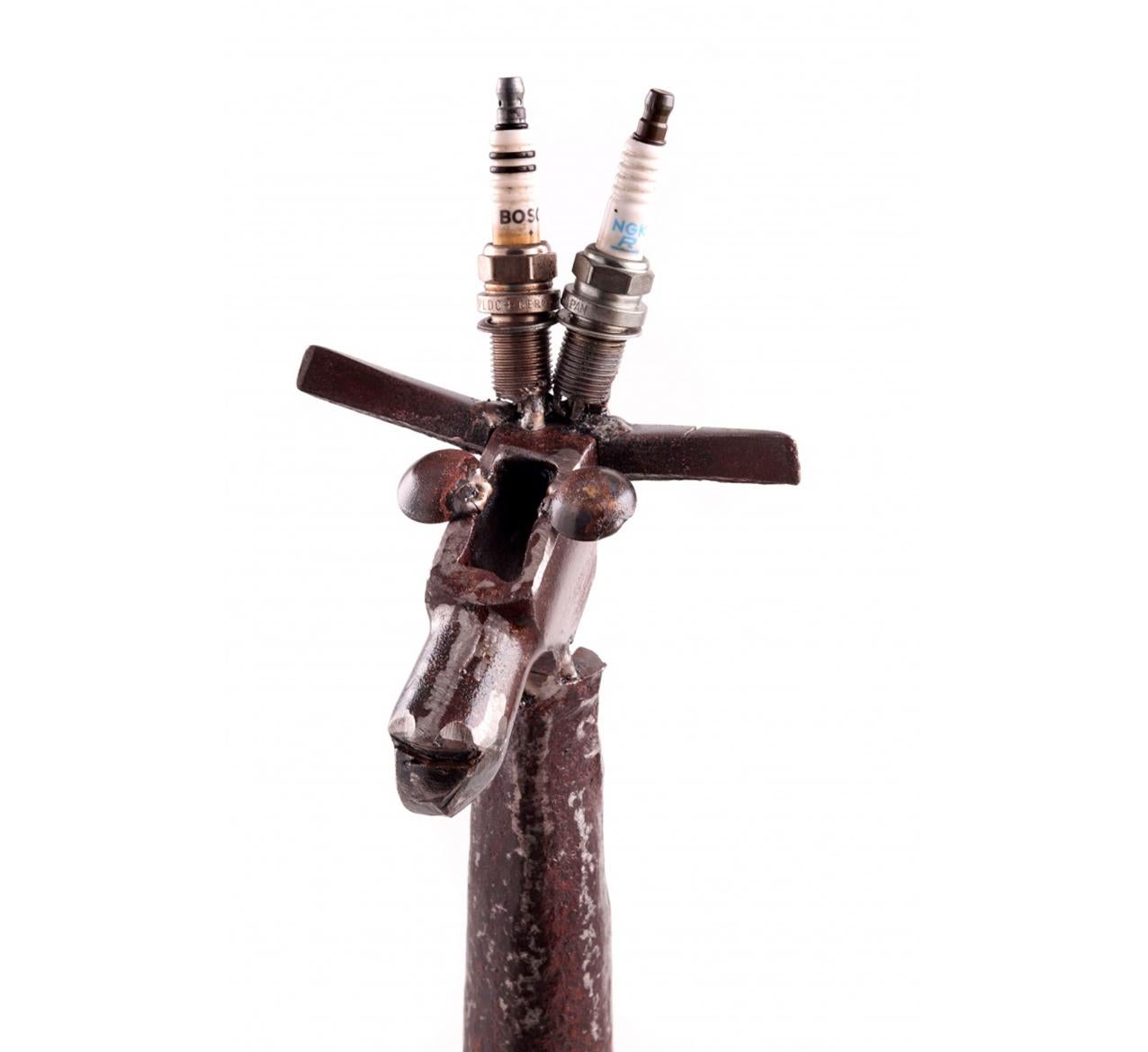 Zeitgenössische Giraffen-Eisen-Skulptur, mit Werkzeugen und anderen Objekten, C20 (Elfenbeinküste) im Angebot