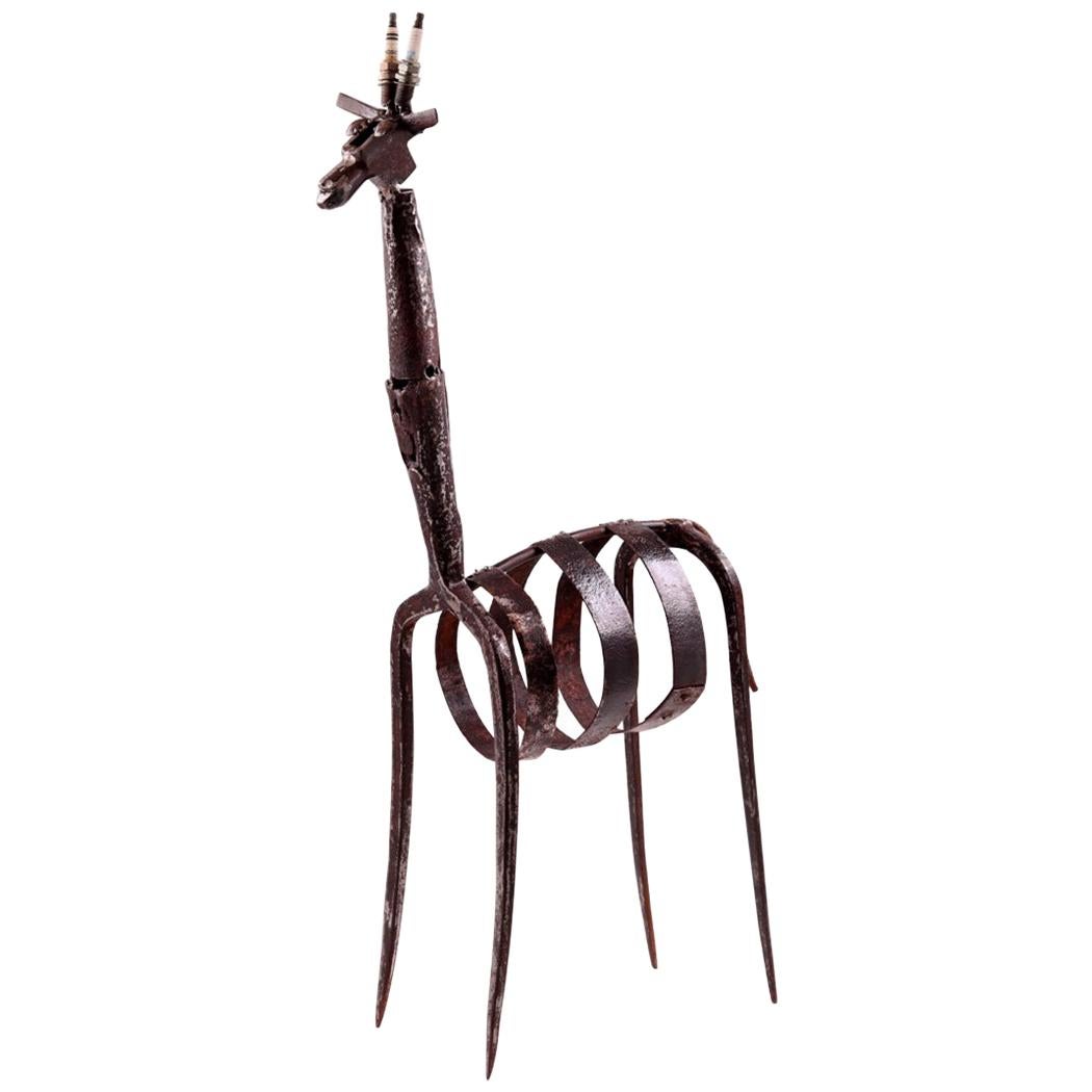 Zeitgenössische Giraffen-Eisen-Skulptur, mit Werkzeugen und anderen Objekten, C20 im Angebot