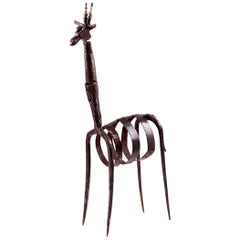 Escultura contemporánea de hierro en forma de jirafa, con uso de herramientas y otros objetos C20