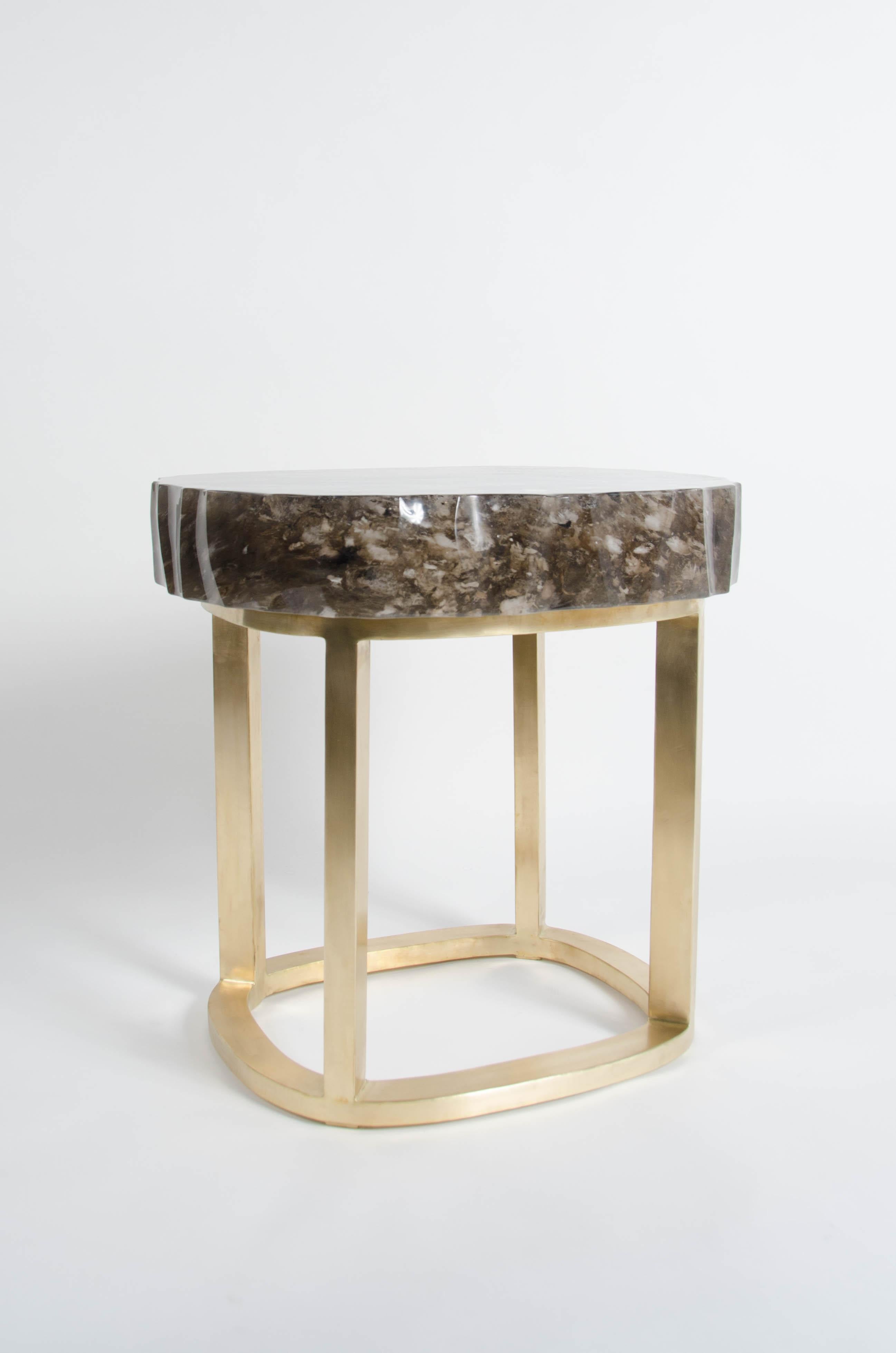 Contemporary glacier beistelltisch aus rauchkristall und messing von Robert Kuo im Zustand „Neu“ im Angebot in Los Angeles, CA