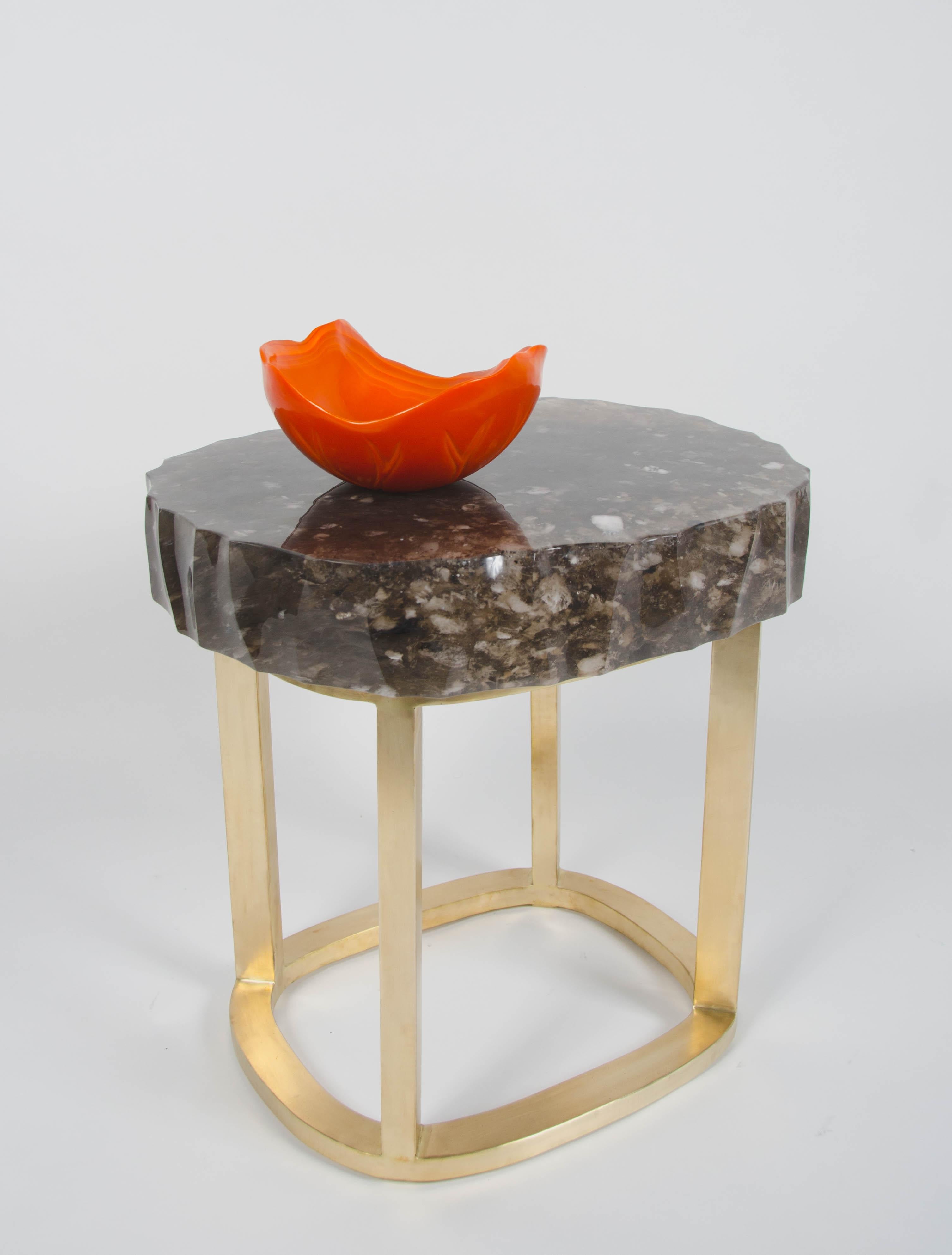 Contemporary glacier beistelltisch aus rauchkristall und messing von Robert Kuo (21. Jahrhundert und zeitgenössisch) im Angebot