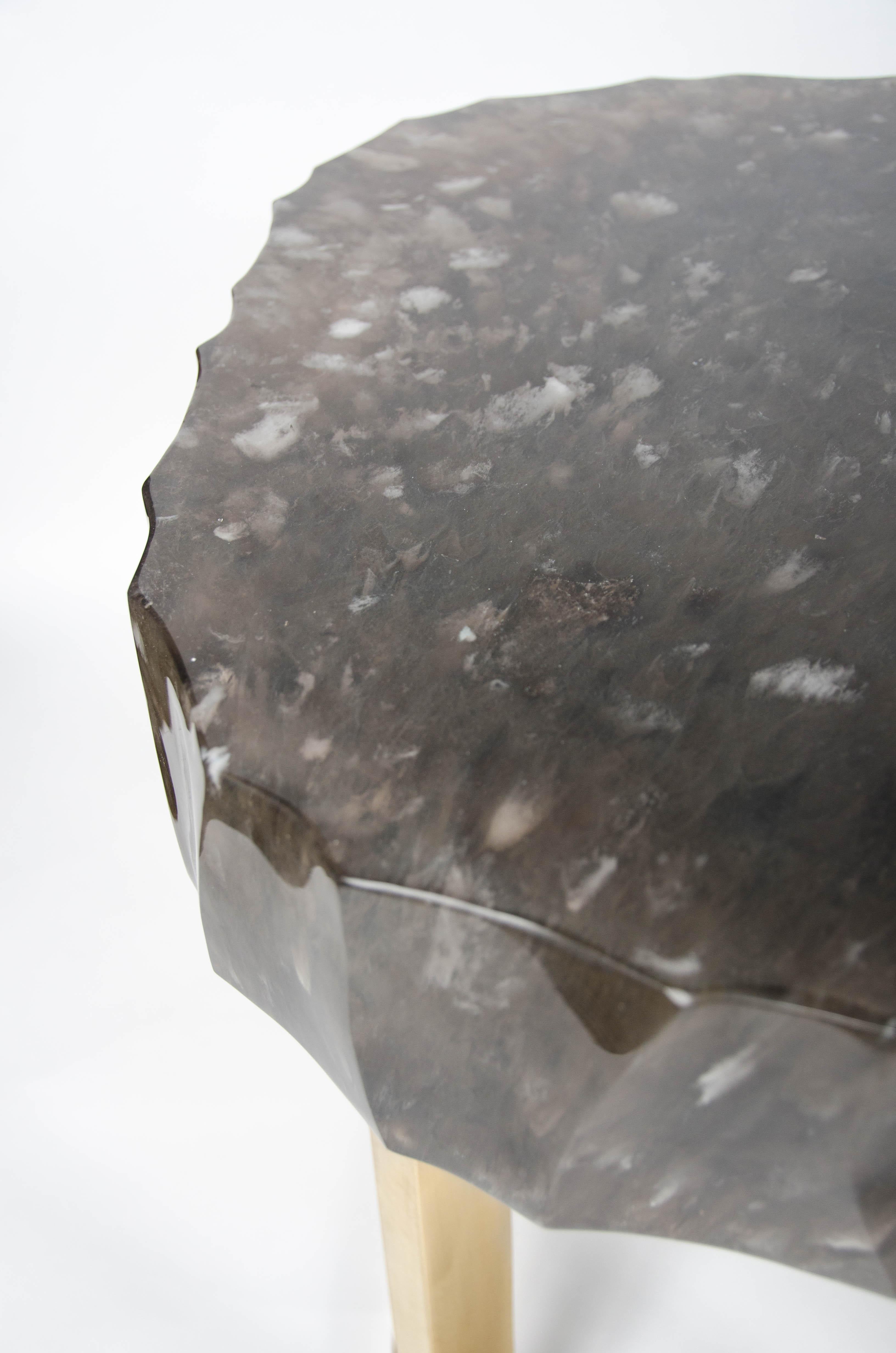Contemporary glacier beistelltisch aus rauchkristall und messing von Robert Kuo (Messing) im Angebot