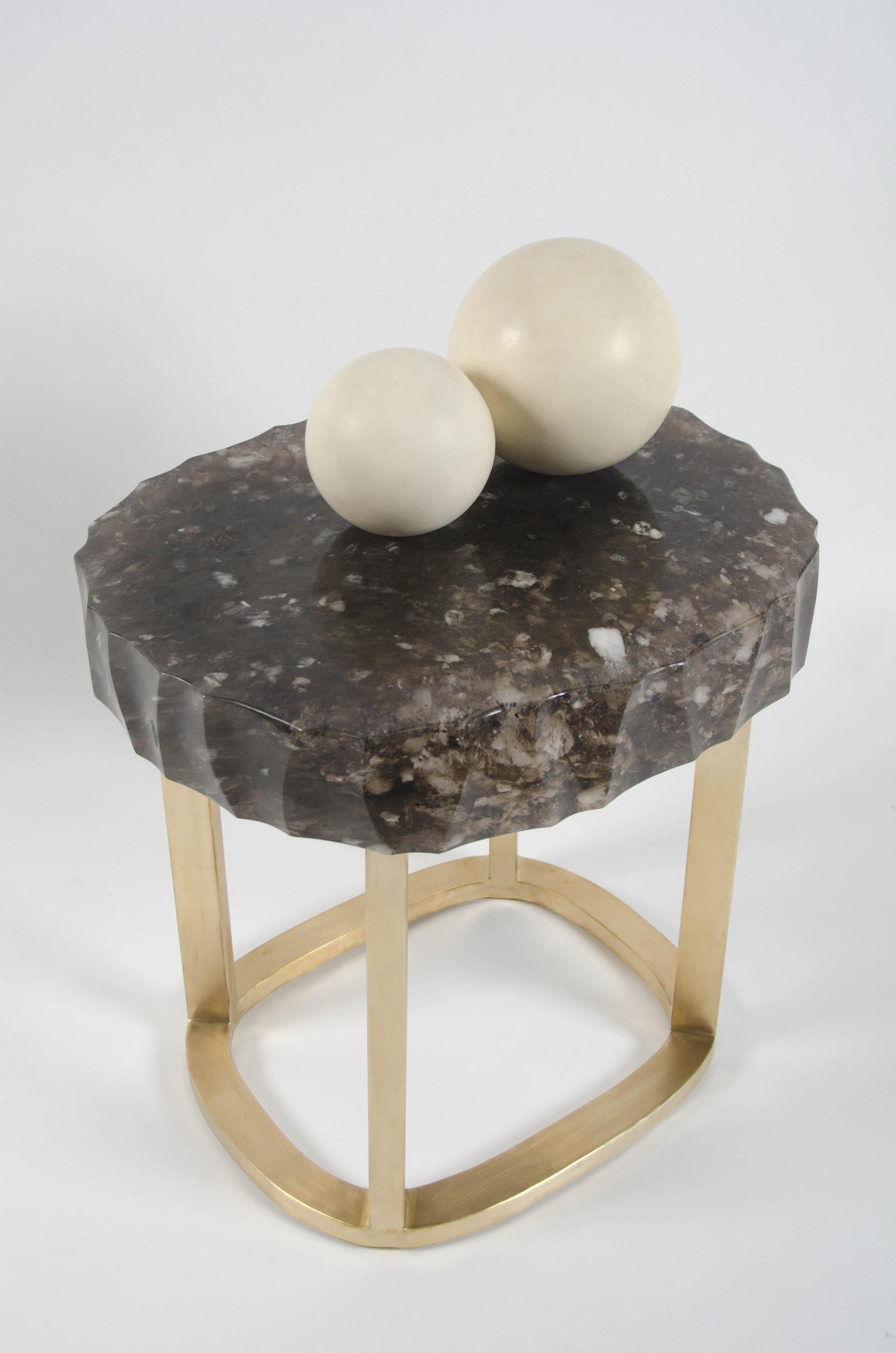 Contemporary glacier beistelltisch aus rauchkristall und messing von Robert Kuo im Angebot 1