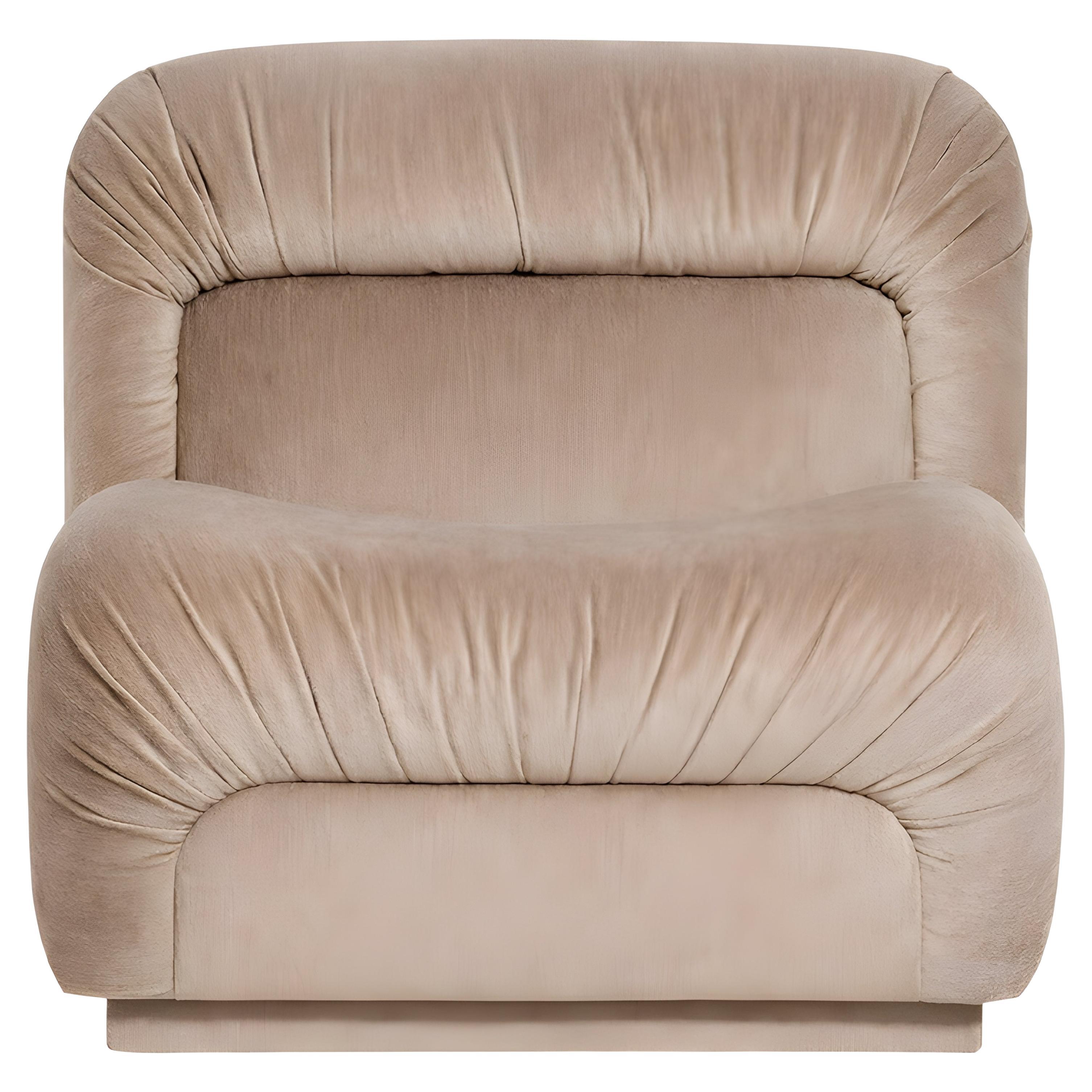 Poltrona contemporanea in stile glam con dettagli couture plissettati a mano