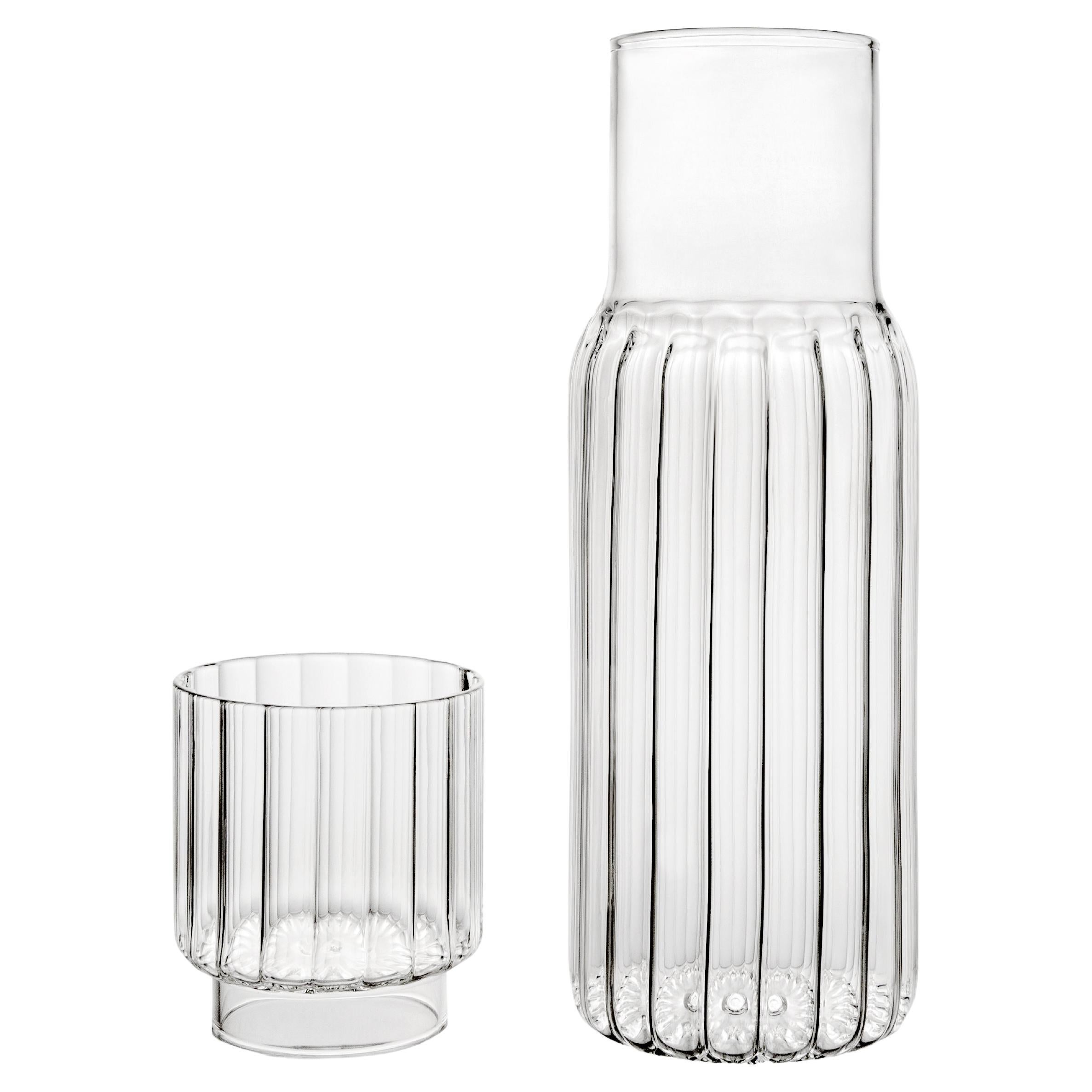 La forme linéaire de la carafe PILLAR s'inspire de l'architecture et se caractérise par un attrait à la fois sobre et imposant.

Un verre à pied PILLAR est inclus dans l'ensemble, servant de couvercle à ce contenant polyvalent qui s'harmonise avec