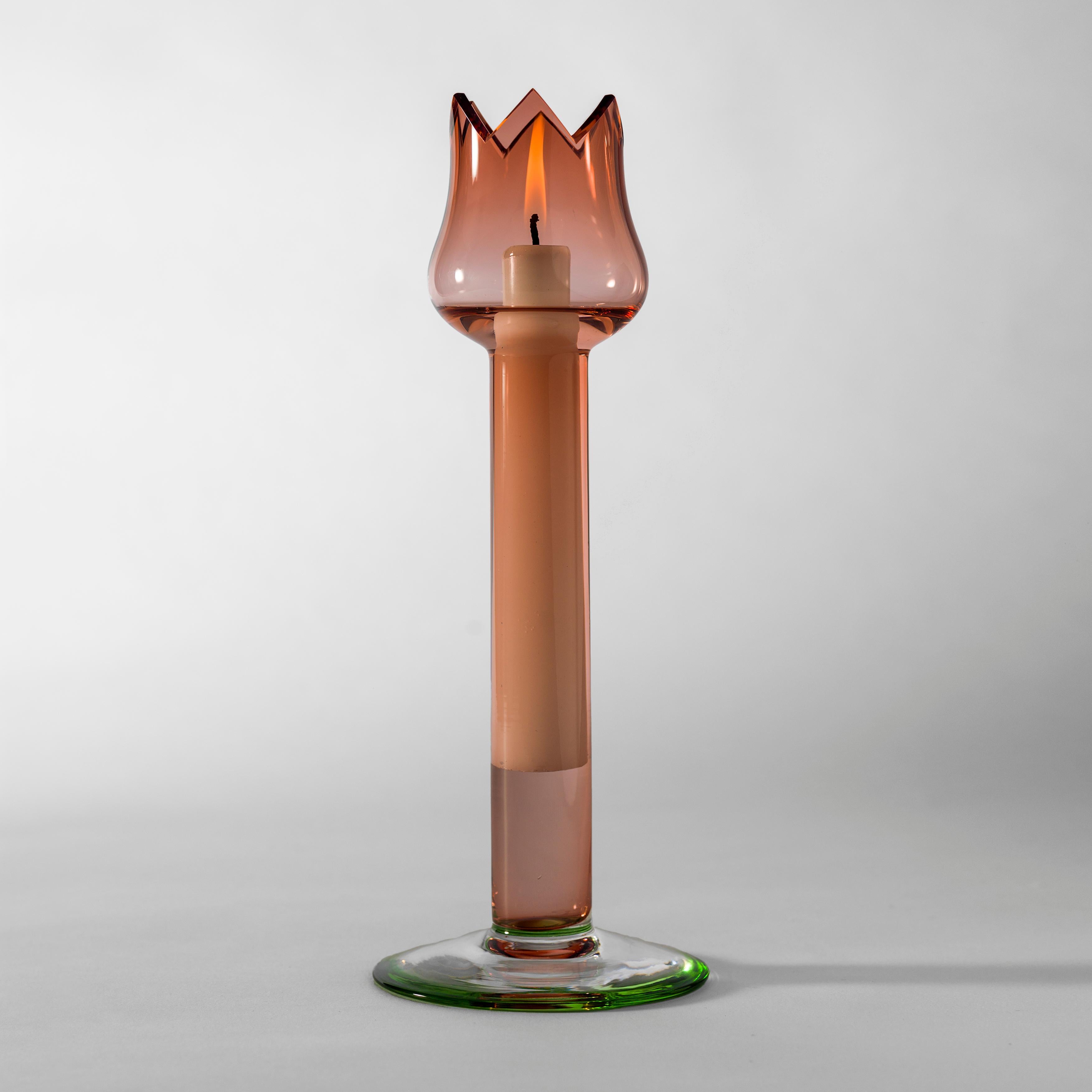 Red tulip candleholder by Oscar Tusquets.
Candleholder where the candle floats and the flame burns behind the red corolla.

Measure: 11 cm x 29 cm.