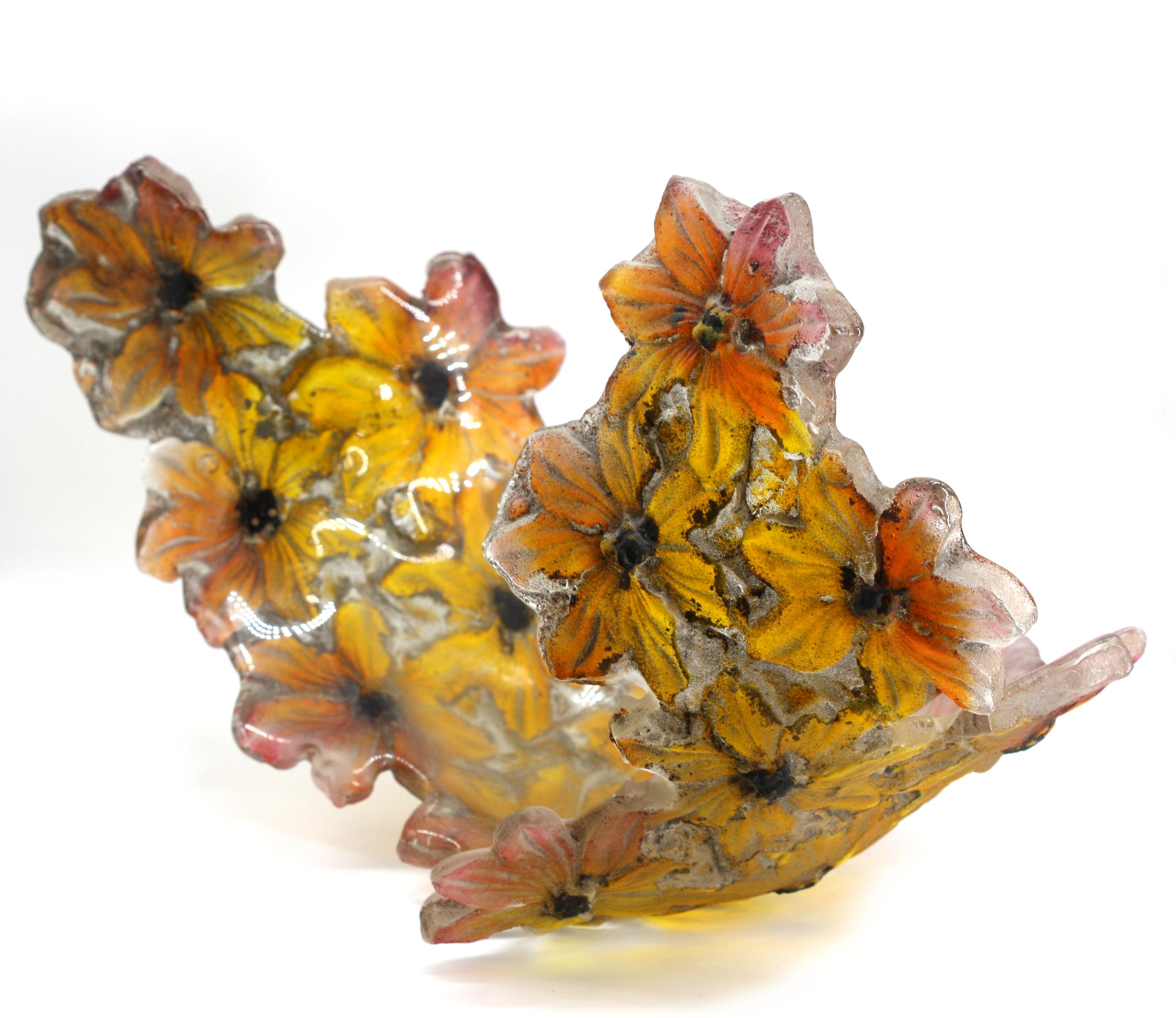 Bol sculptural contemporain en verre
Non signée. Asymétriques et moulés comme des haricots noirs, avec une finition extérieure mate et givrée.
Hauteur 13,5 po, largeur 22 po, profondeur 11,5 po.
Rapport de condition
Bon état et bonne apparence.