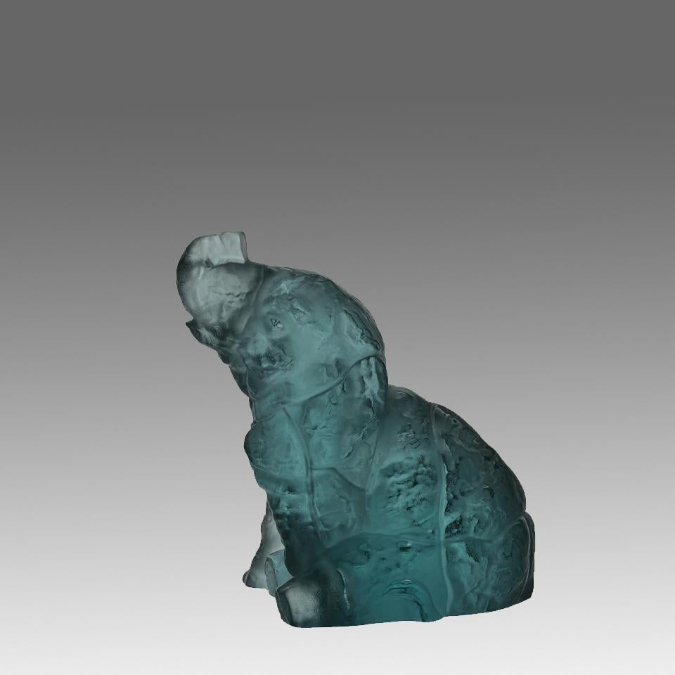 Un affascinante studio moderno in cristallo blu persepolis di un cucciolo di elefante seduto con eccellenti dettagli di superficie e colori intensi e ricchi, firmato Lalique France 

INFORMAZIONI AGGIUNTIVE
Altezza:                                  