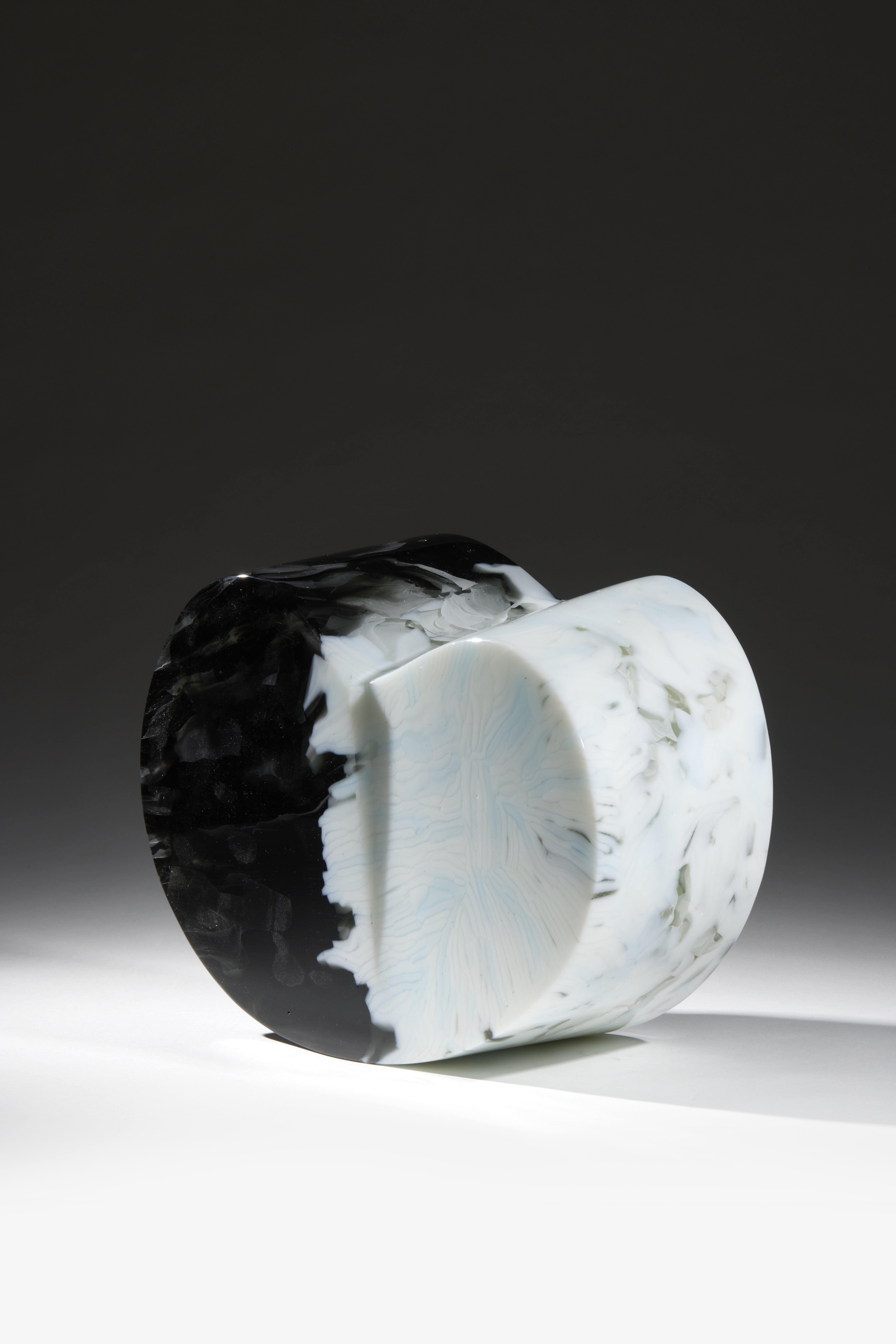Le Brash von Perrin & Perrin, 2019
Einbau einer Glasskulptur
Einmalig
Martine und Jacki Perrin bilden zusammen ein Duo, das durch ihre Individualität bereichert wird. Seit über einem Jahrzehnt erforschen sie das Potenzial der Keramik parallel zu