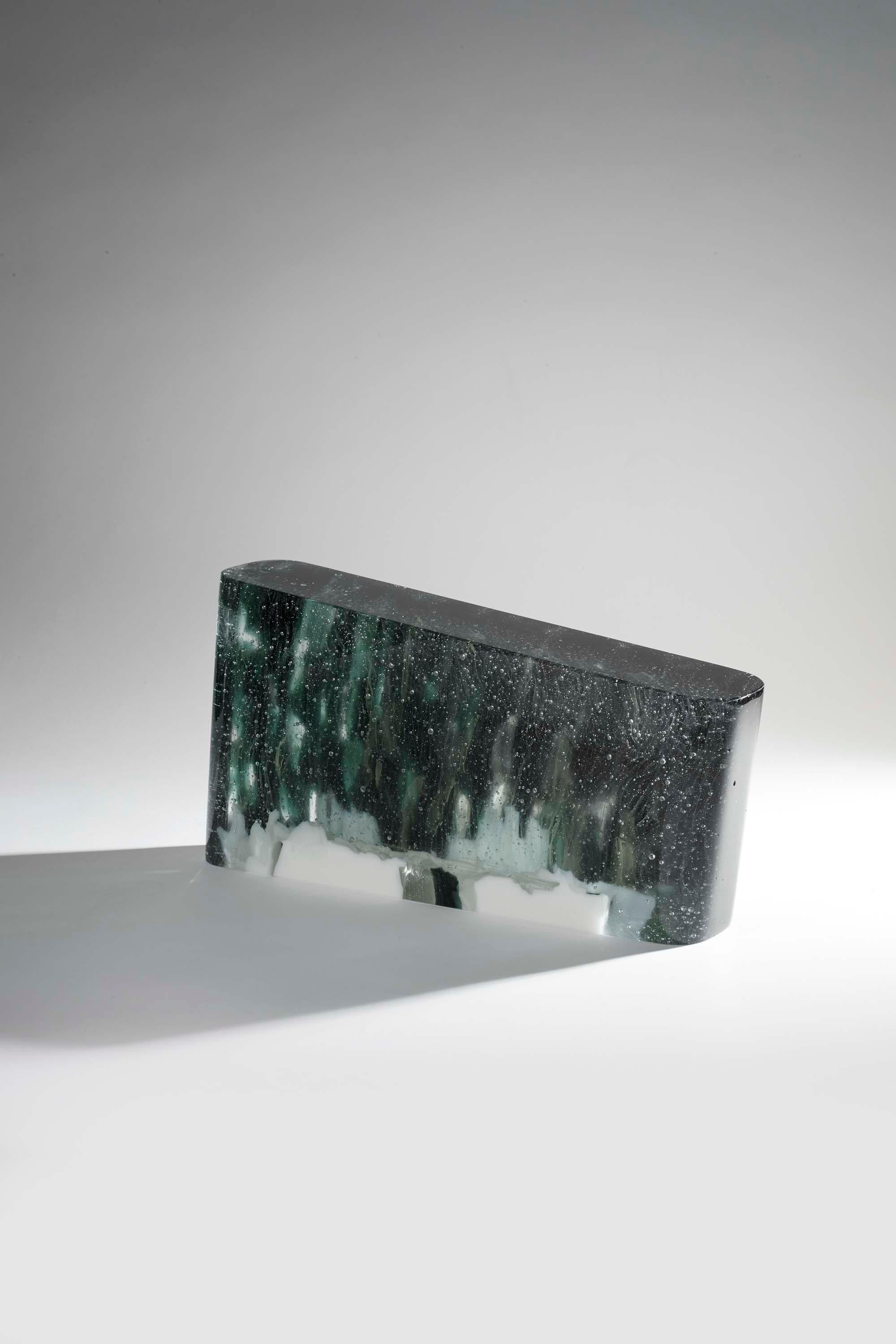 Ewige  von Perrin & Perrin, 2019
Einbau einer Glasskulptur
Einmalig
Martine und Jacki Perrin bilden zusammen ein Duo, das durch ihre Individualität bereichert wird. Seit über einem Jahrzehnt erforschen sie das Potenzial der Keramik parallel zu ihrer