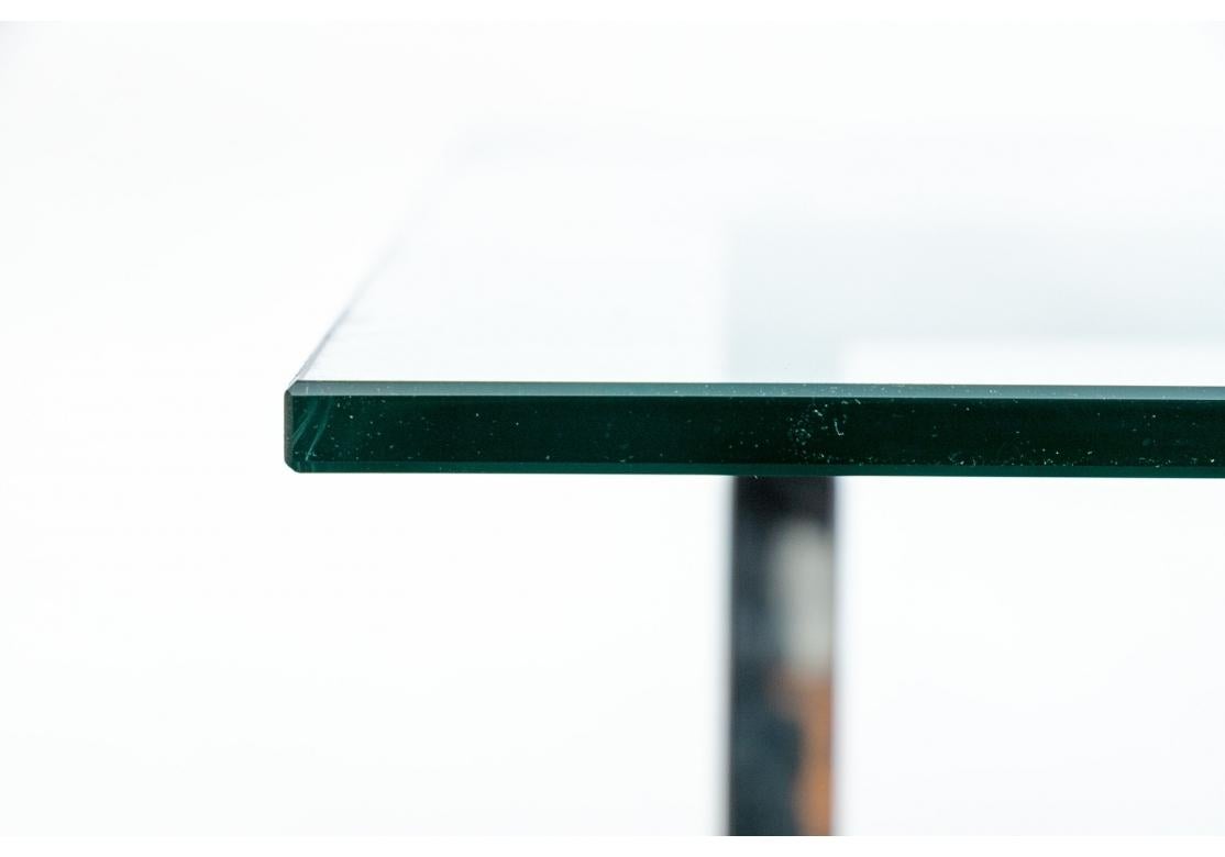 Mesa de comedor o escritorio contemporánea cromada con tapa de cristal Moderno de mediados de siglo en venta