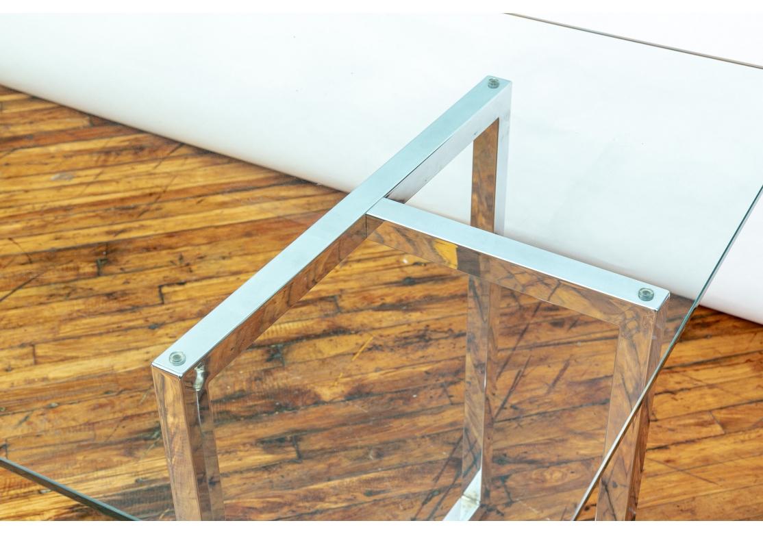 Mesa de comedor o escritorio contemporánea cromada con tapa de cristal Estadounidense en venta