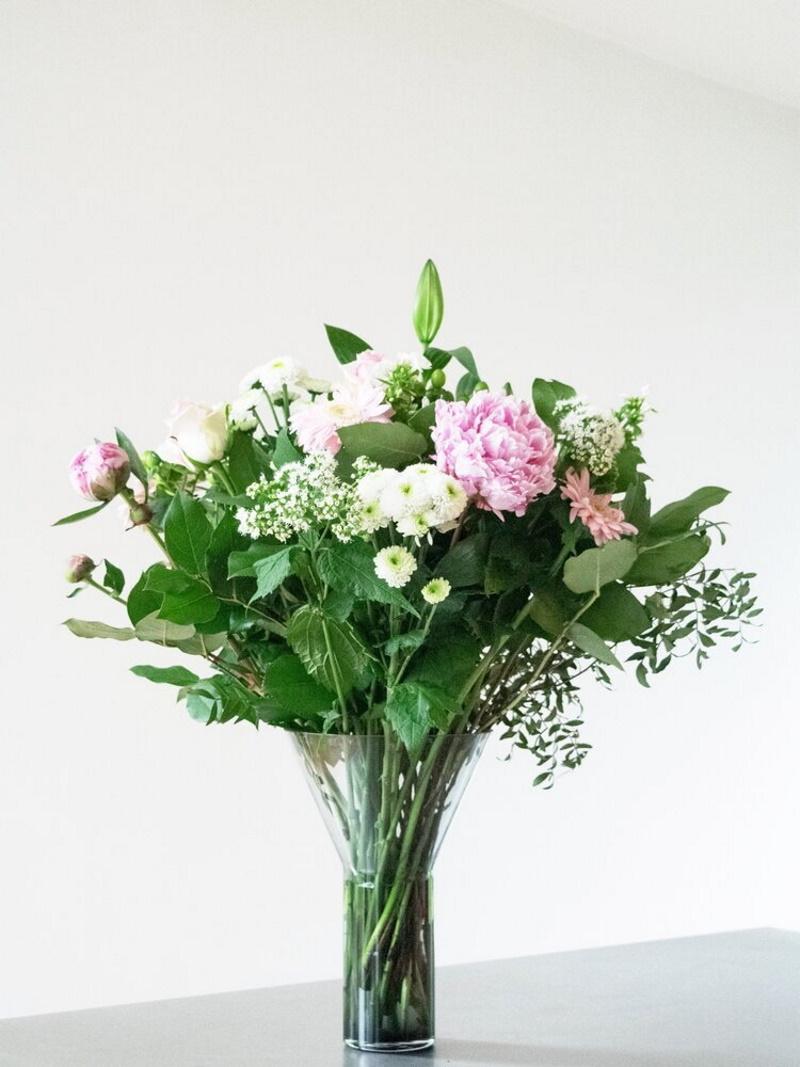 Contemporary glass vase, modern design, luxury realization quality, different colors proposed, manufacturing time +/- 3 weeks
Size: H 26.5 cm, D 18 cm.
 