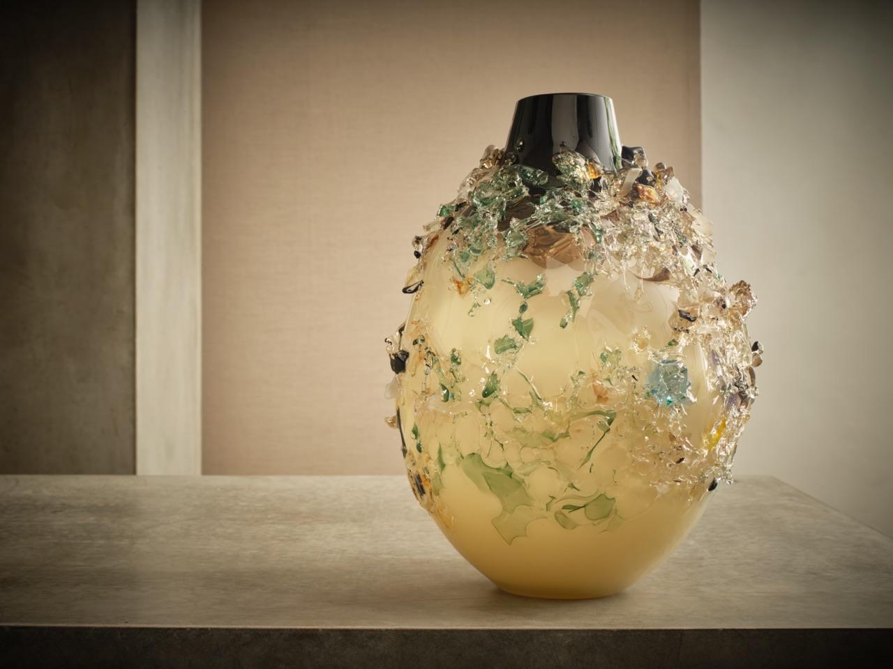 Sculpté à la main Vase en verre contemporain Sakura I de Maarten Vrolijk en vente