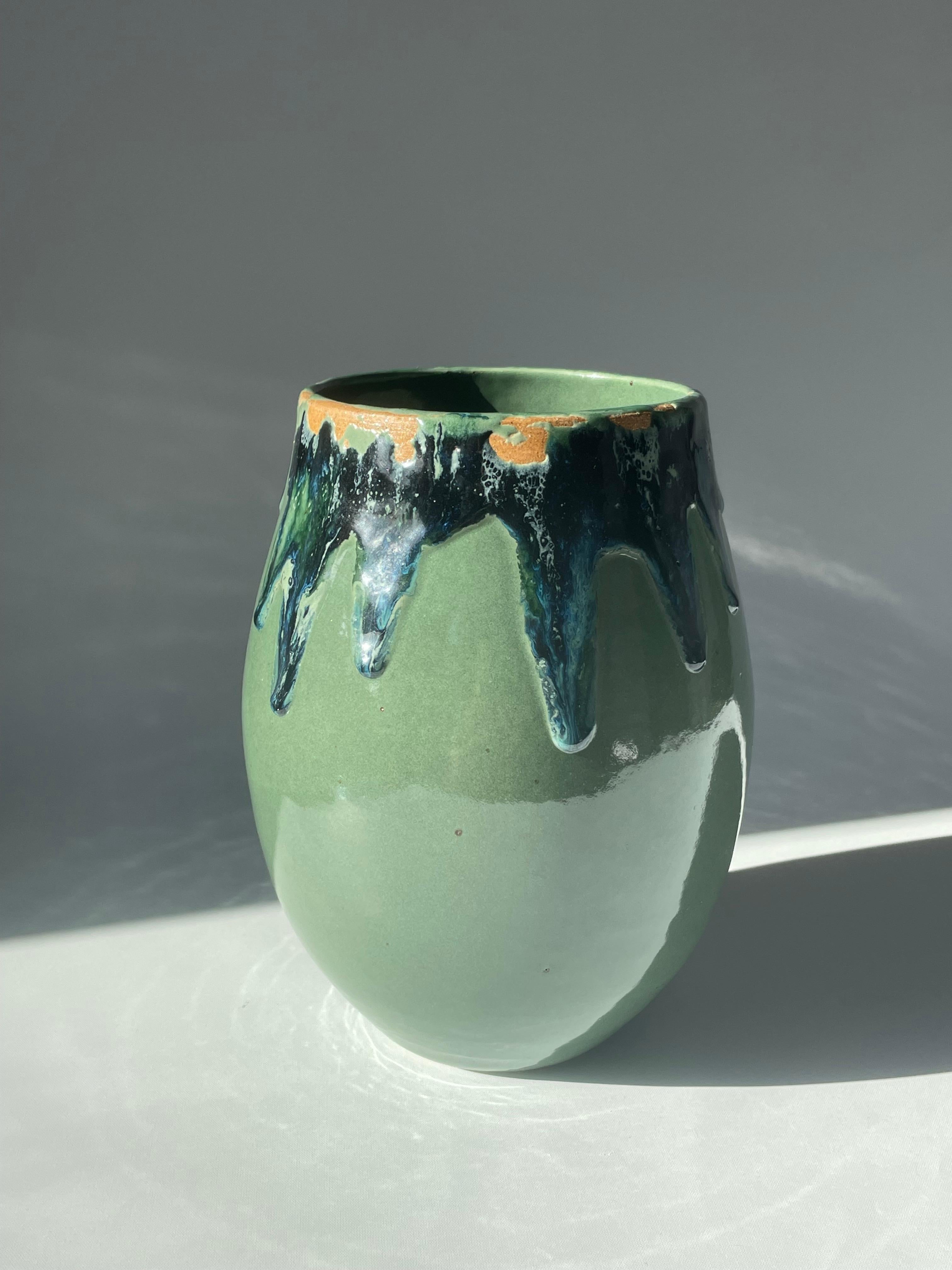 Rustico Vaso contemporaneo in ceramica smaltata rustica Greene & Greene & Blue di FD21 Clay in vendita