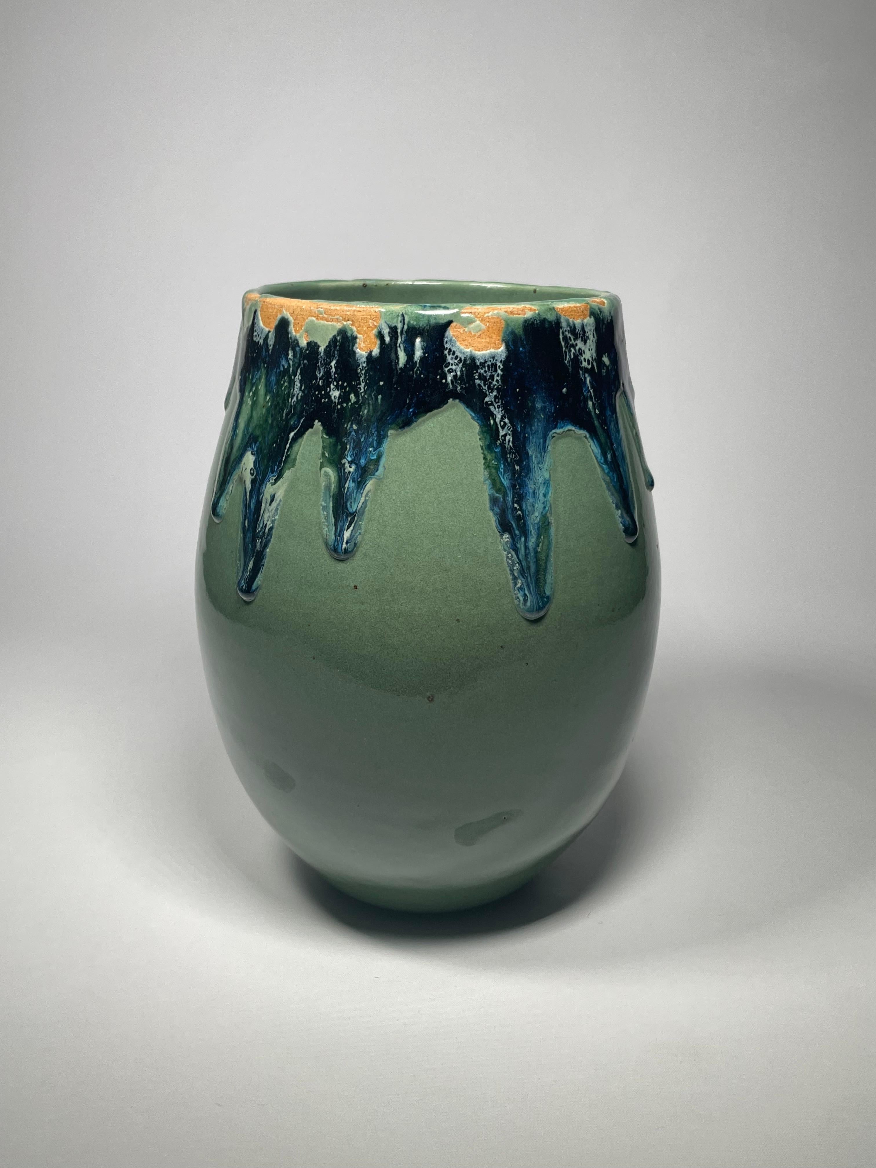 Brasiliano Vaso contemporaneo in ceramica smaltata rustica Greene & Greene & Blue di FD21 Clay in vendita