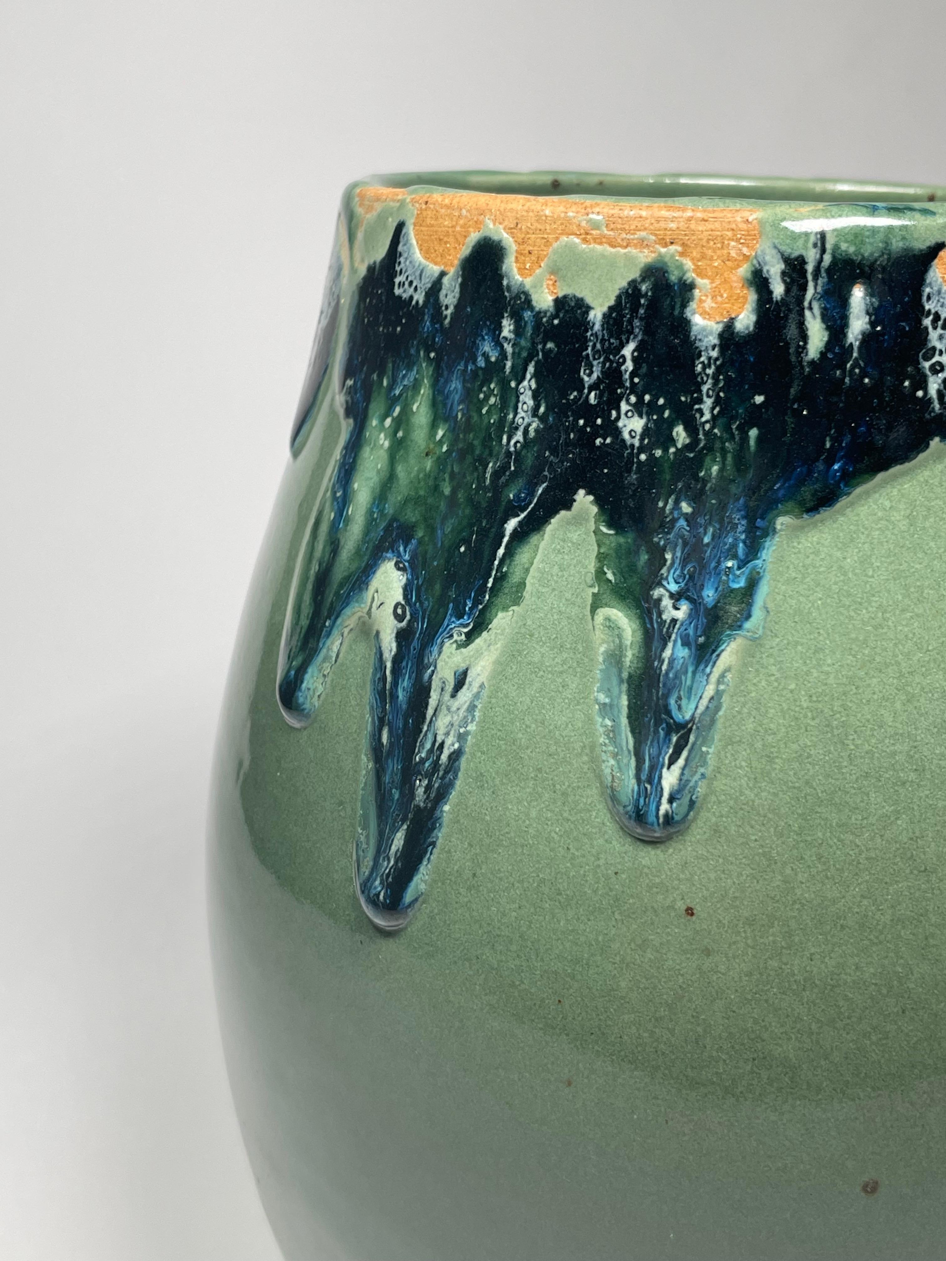 Non smaltato Vaso contemporaneo in ceramica smaltata rustica Greene & Greene & Blue di FD21 Clay in vendita