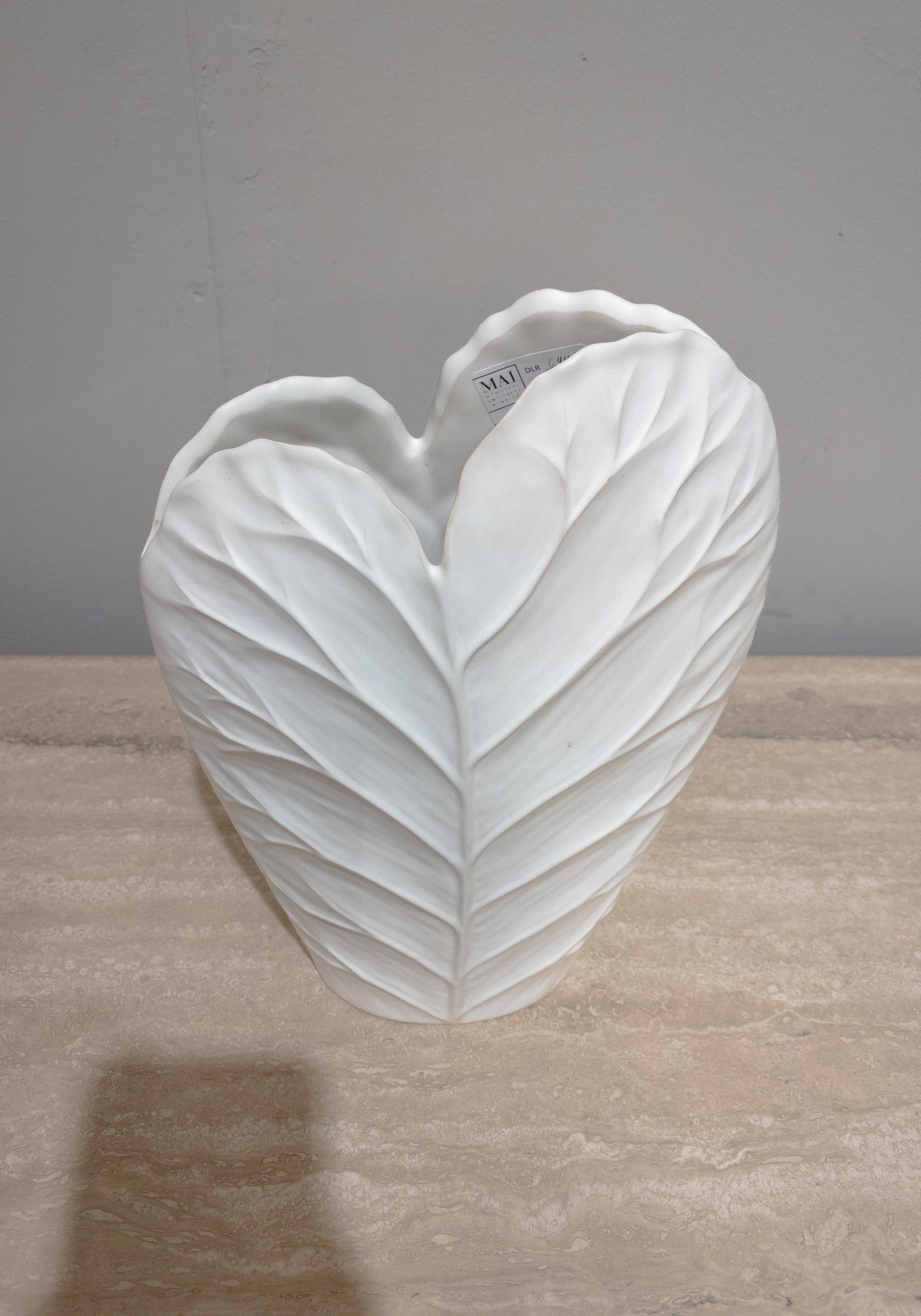 Die glasierte Keramikvase Contemporary ist ein modernes und künstlerisches Stück, das die Schönheit organischer Formen verkörpert. Aus glasierter Keramik gefertigt, besticht er durch seine glatte Oberfläche und sein fließendes Design, das an die