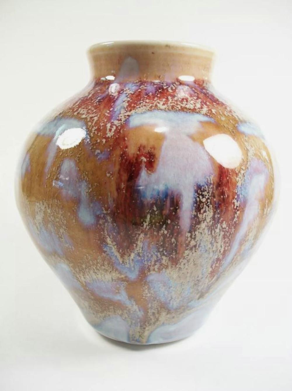 Vase en grès tourné dans un studio contemporain - décorations rouges et blanches sur une base havane - signé sur la base JN - circa 2000.

Excellent état - pas de perte - pas de dommage - pas de restauration - légères imperfections de glaçure