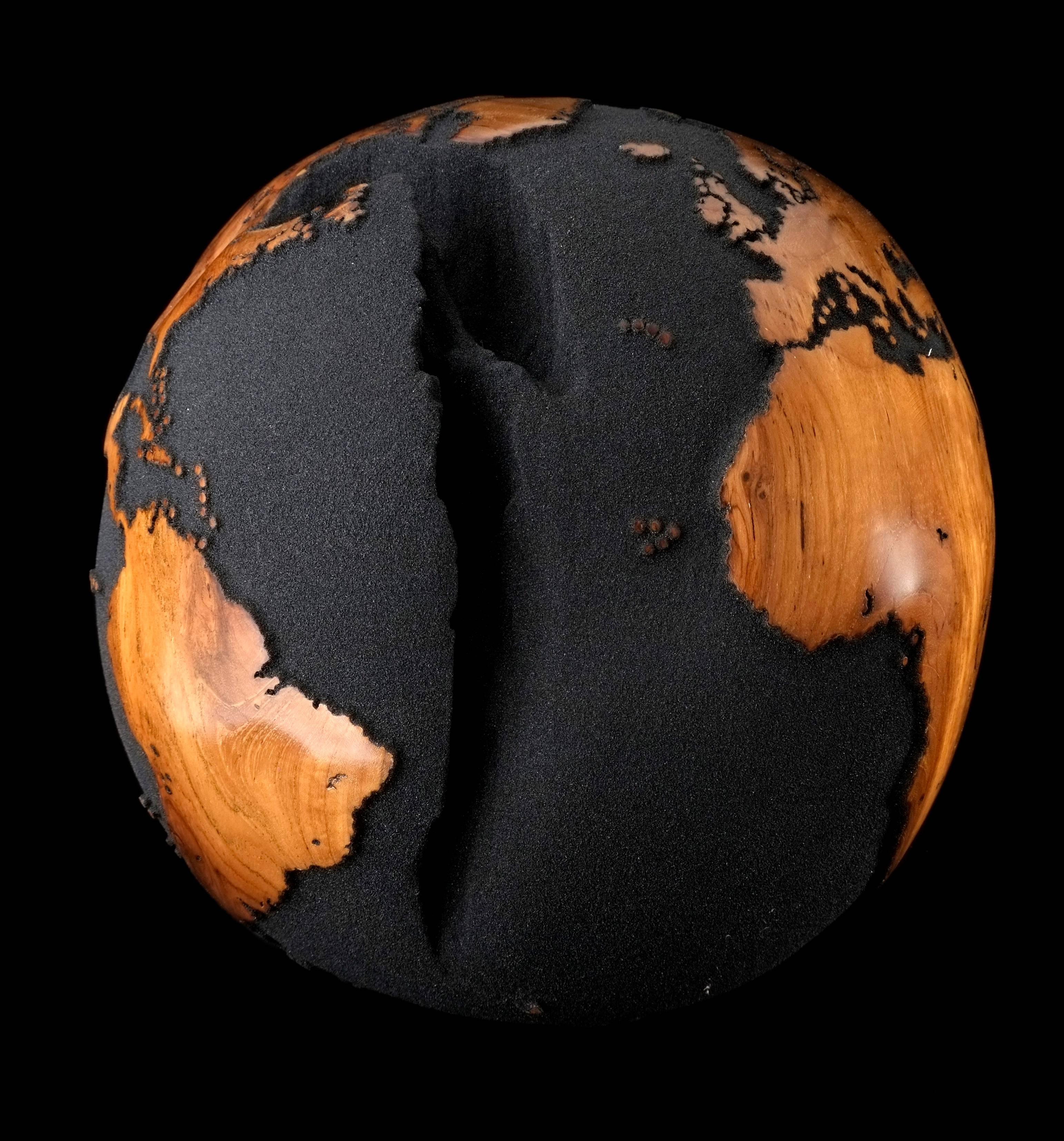 Contemporary Globe in Teak Root with Volcanic Sand and Natural Holes In Excellent Condition For Sale In Saint-Ouen, FR