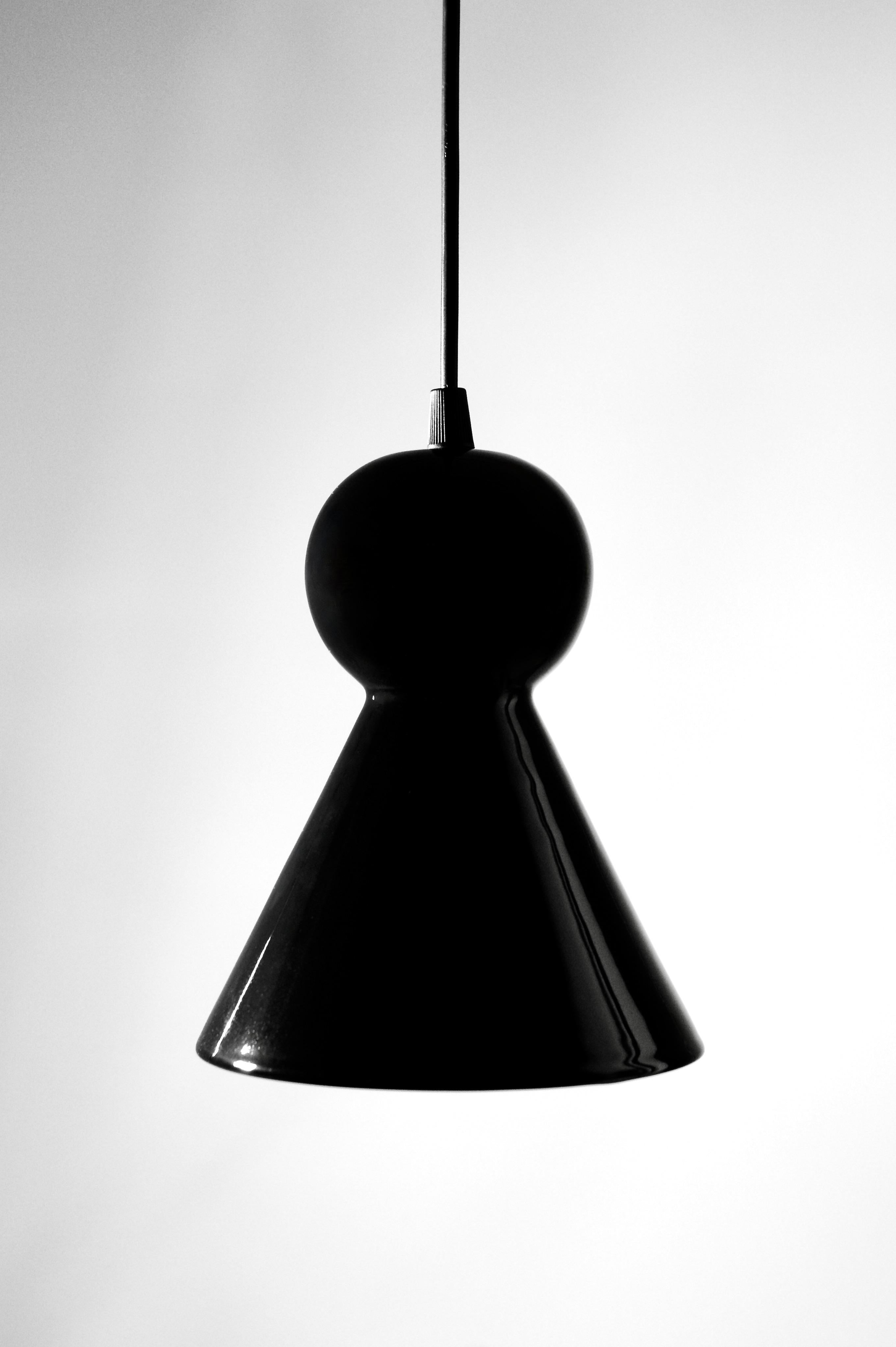 Tedesco Lampada a sospensione contemporanea in gres nero lucido, design minimalista, LOVER 2.0 in vendita