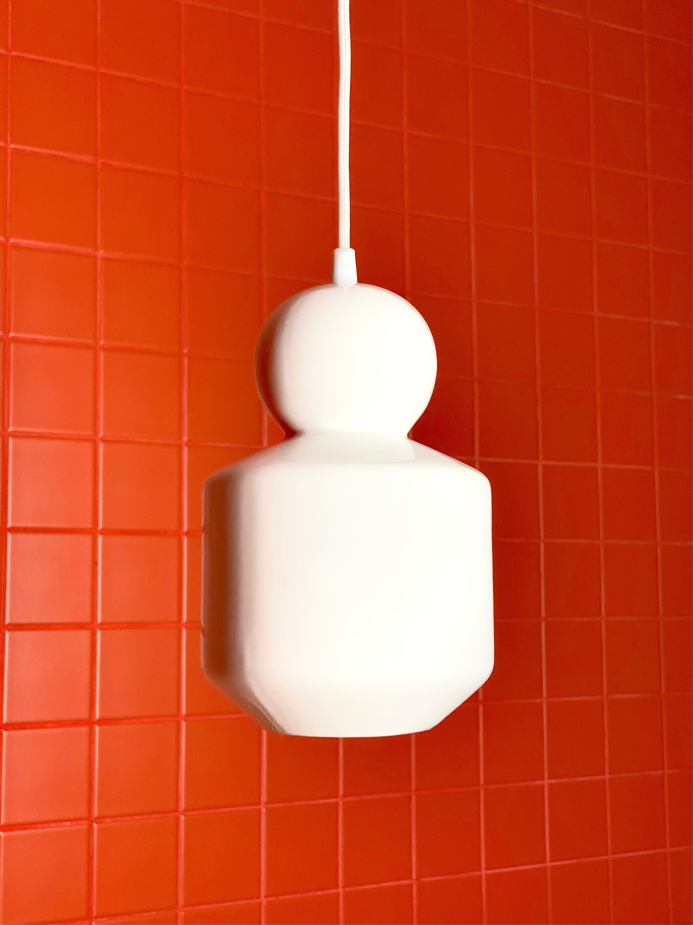 Minimalismo Lampada a sospensione contemporanea in gres bianco lucido, design minimalista, LOVER 1.0 in vendita