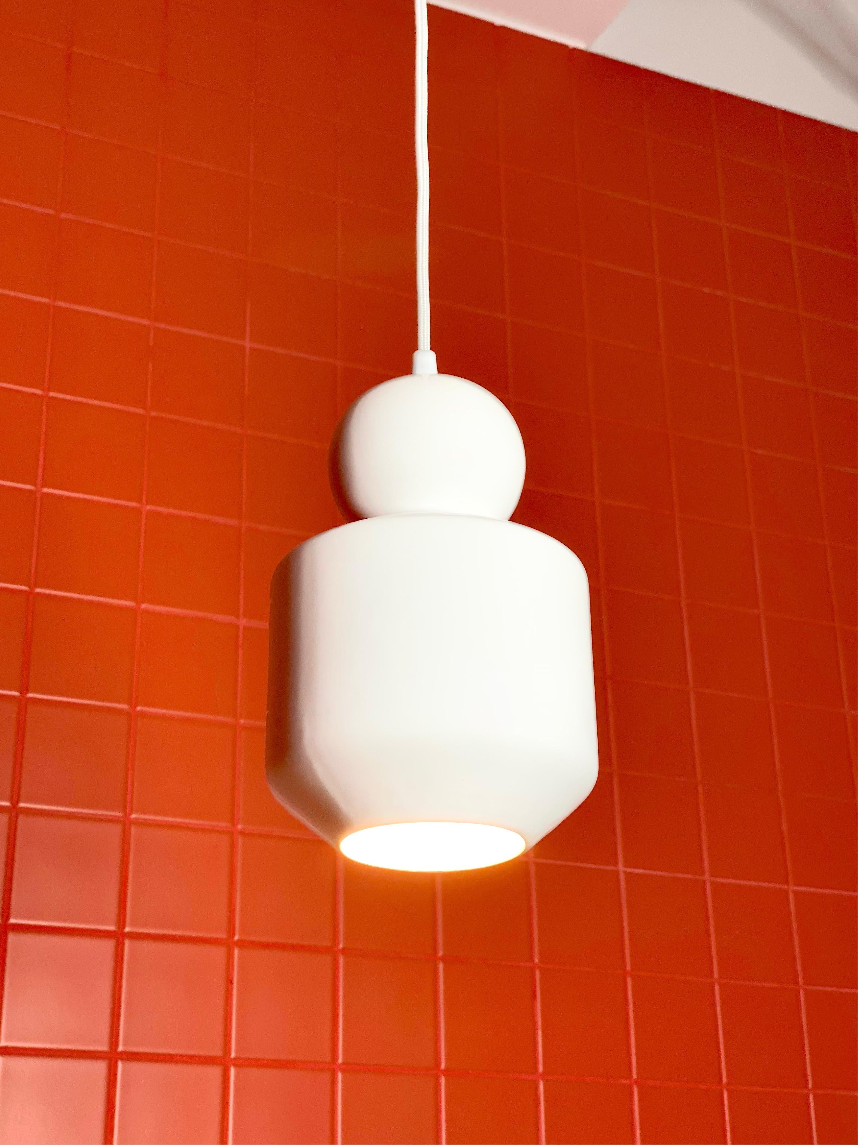 Tedesco Lampada a sospensione contemporanea in gres bianco lucido, design minimalista, LOVER 1.0 in vendita