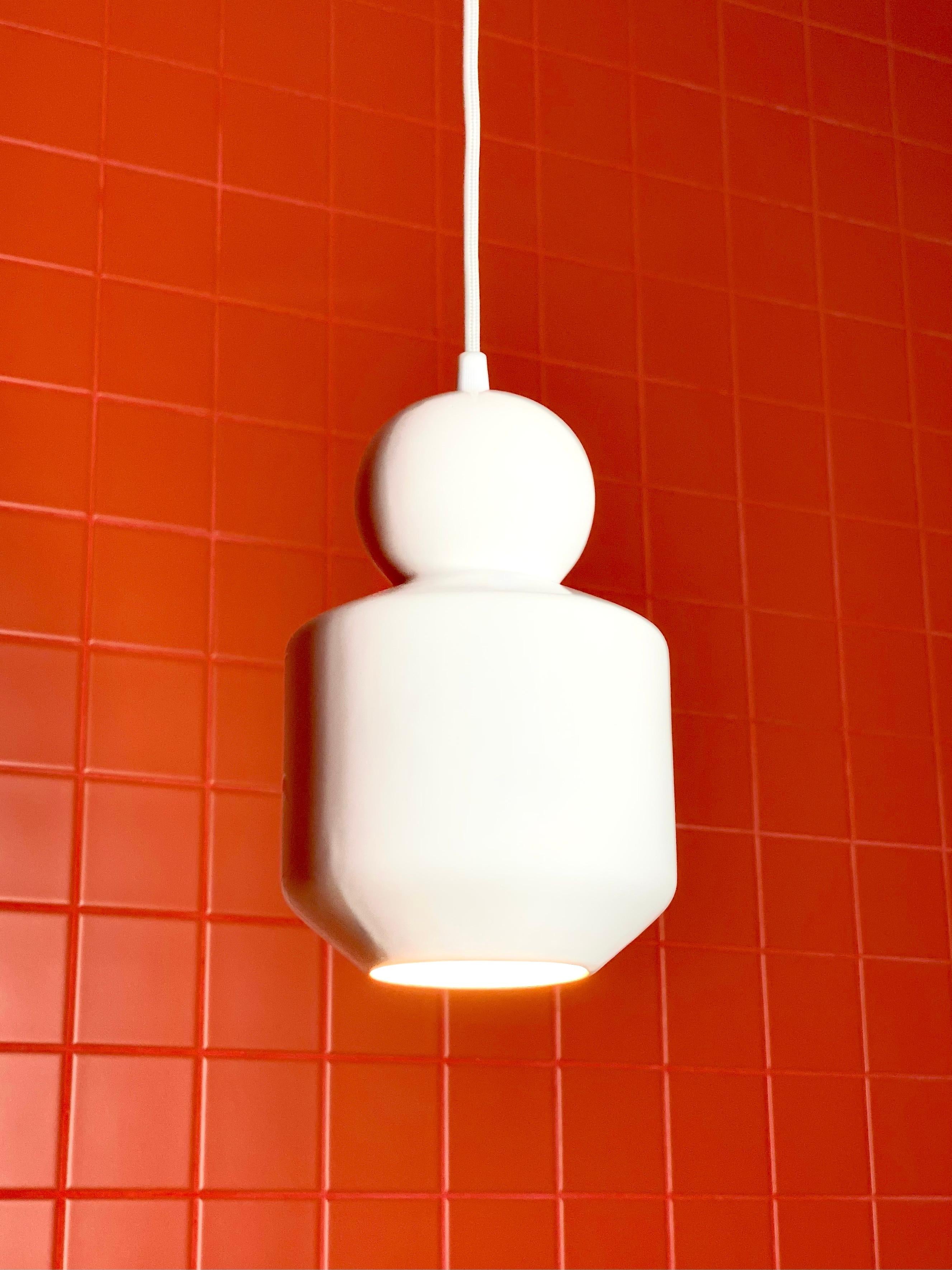 Calco Lampada a sospensione contemporanea in gres bianco lucido, design minimalista, LOVER 1.0 in vendita