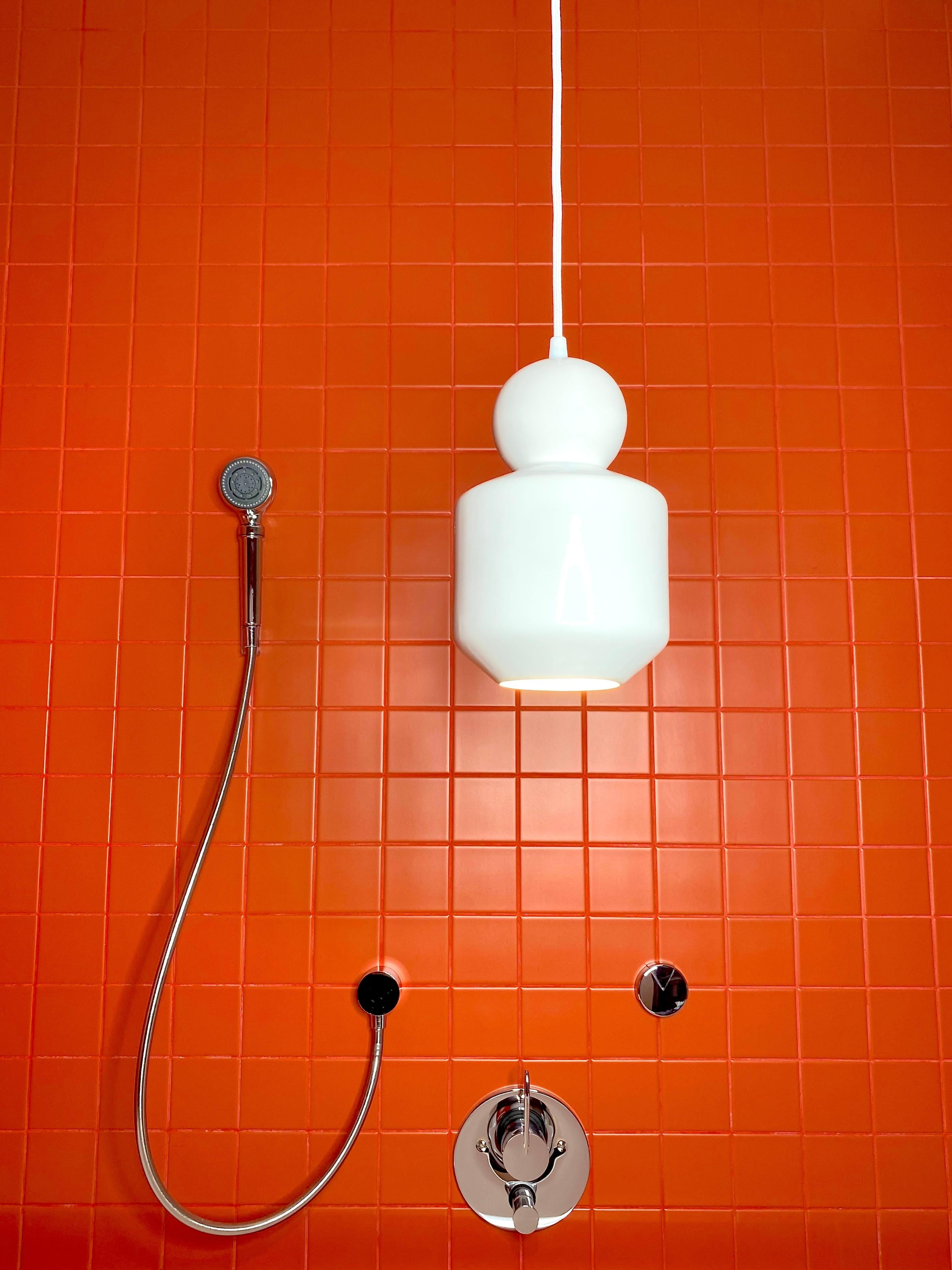 Lampada a sospensione contemporanea in gres bianco lucido, design minimalista, LOVER 1.0 In condizioni Nuovo in vendita a Köln, DE