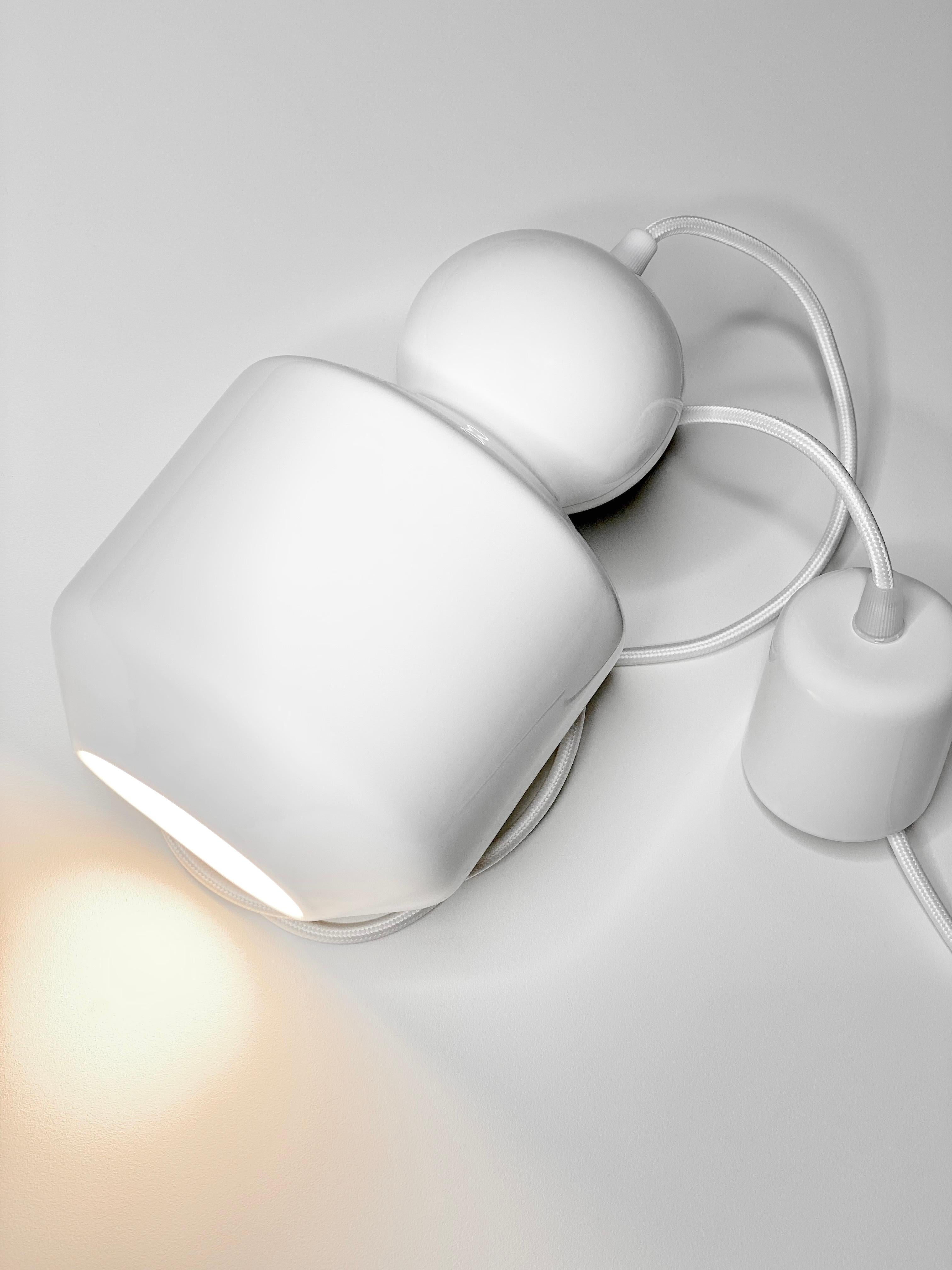 XXI secolo e contemporaneo Lampada a sospensione contemporanea in gres bianco lucido, design minimalista, LOVER 1.0 in vendita
