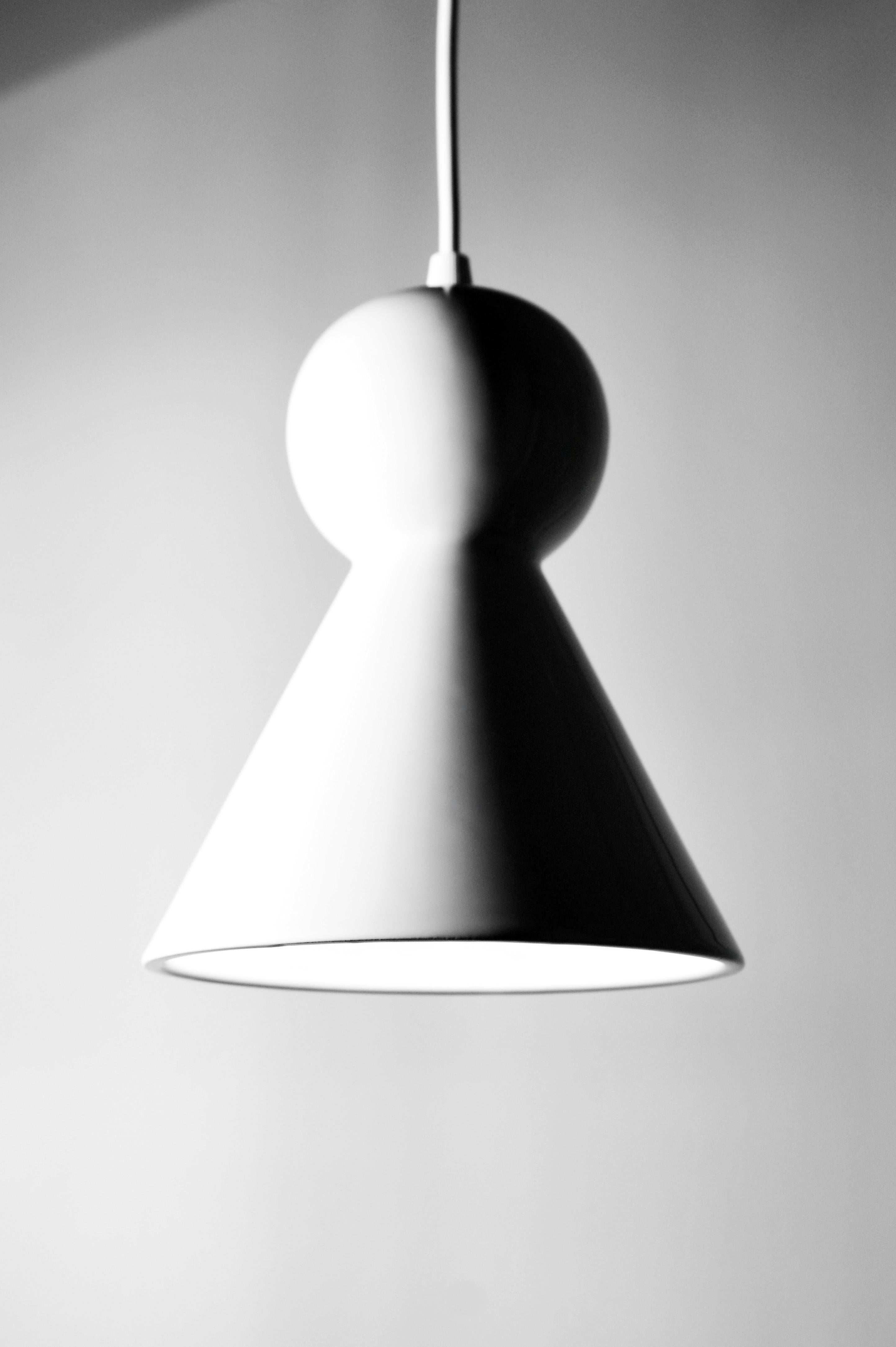 Tedesco Lampada a sospensione contemporanea in gres bianco lucido, design minimalista, LOVER 2.0 in vendita