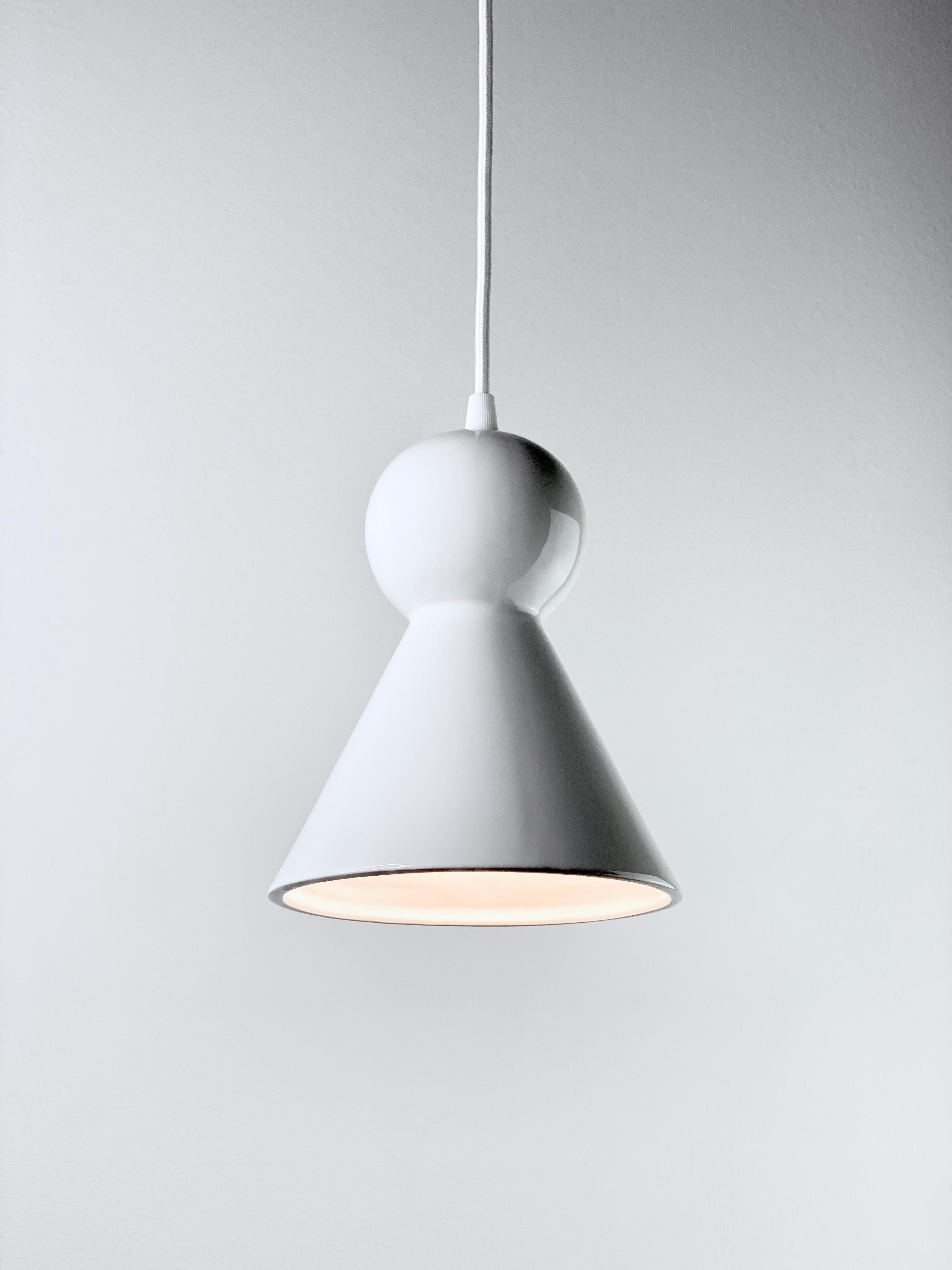 Lampada a sospensione contemporanea in gres bianco lucido, design minimalista, LOVER 2.0 In condizioni Nuovo in vendita a Köln, DE