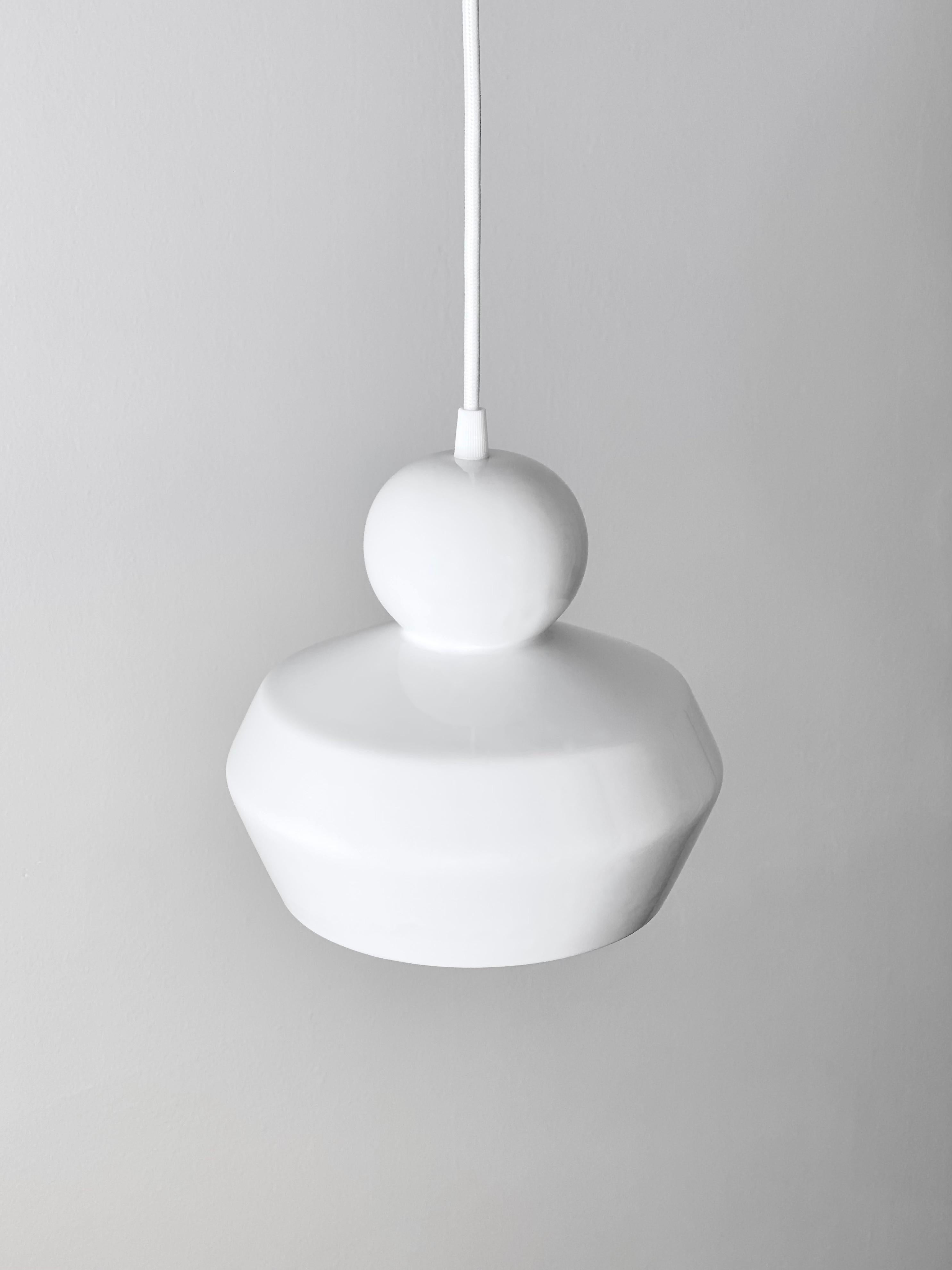 Minimalismo Lampada a sospensione contemporanea in gres bianco lucido, design minimalista, LOVER 3.0 in vendita
