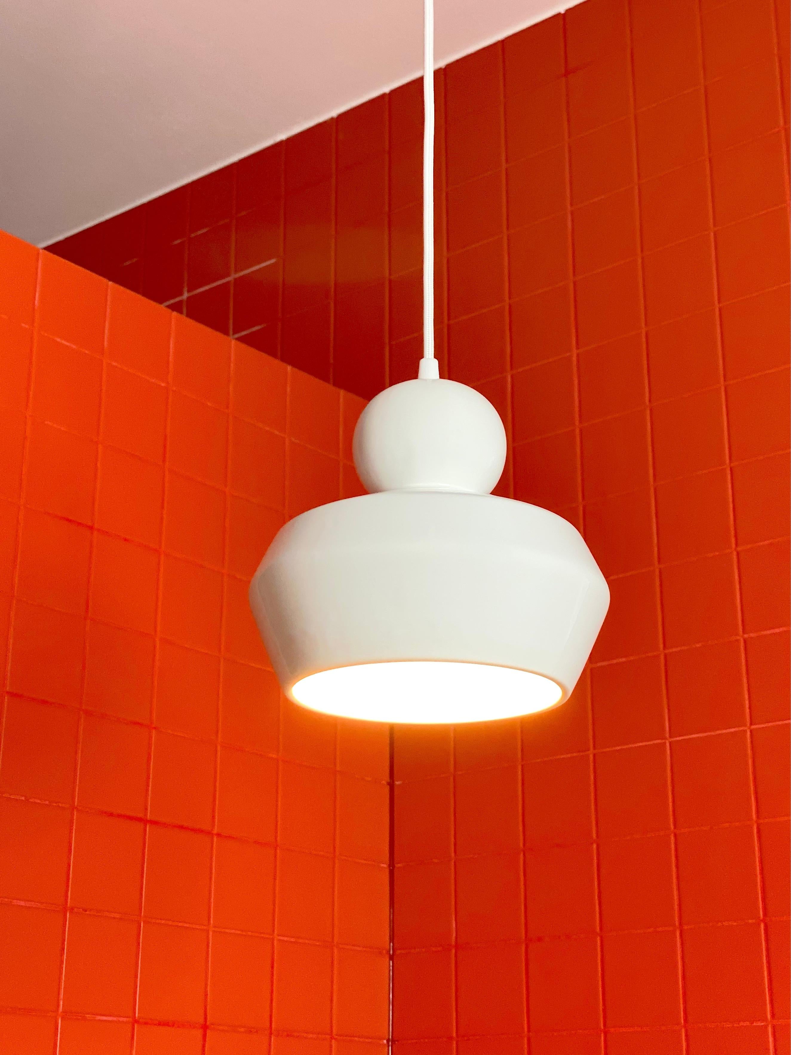 Tedesco Lampada a sospensione contemporanea in gres bianco lucido, design minimalista, LOVER 3.0 in vendita