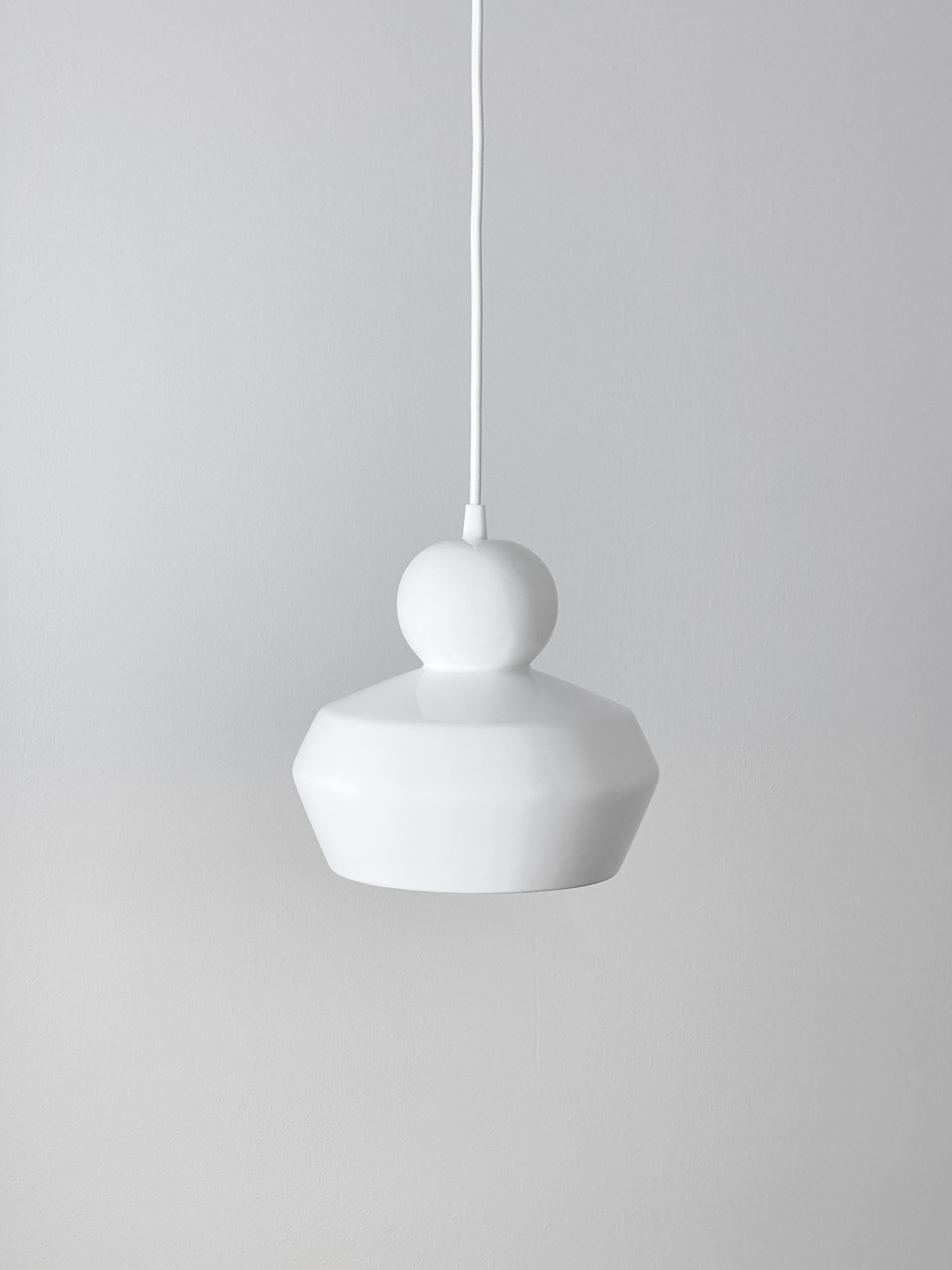 Fatto a mano Lampada a sospensione contemporanea in gres bianco lucido, design minimalista, LOVER 3.0 in vendita
