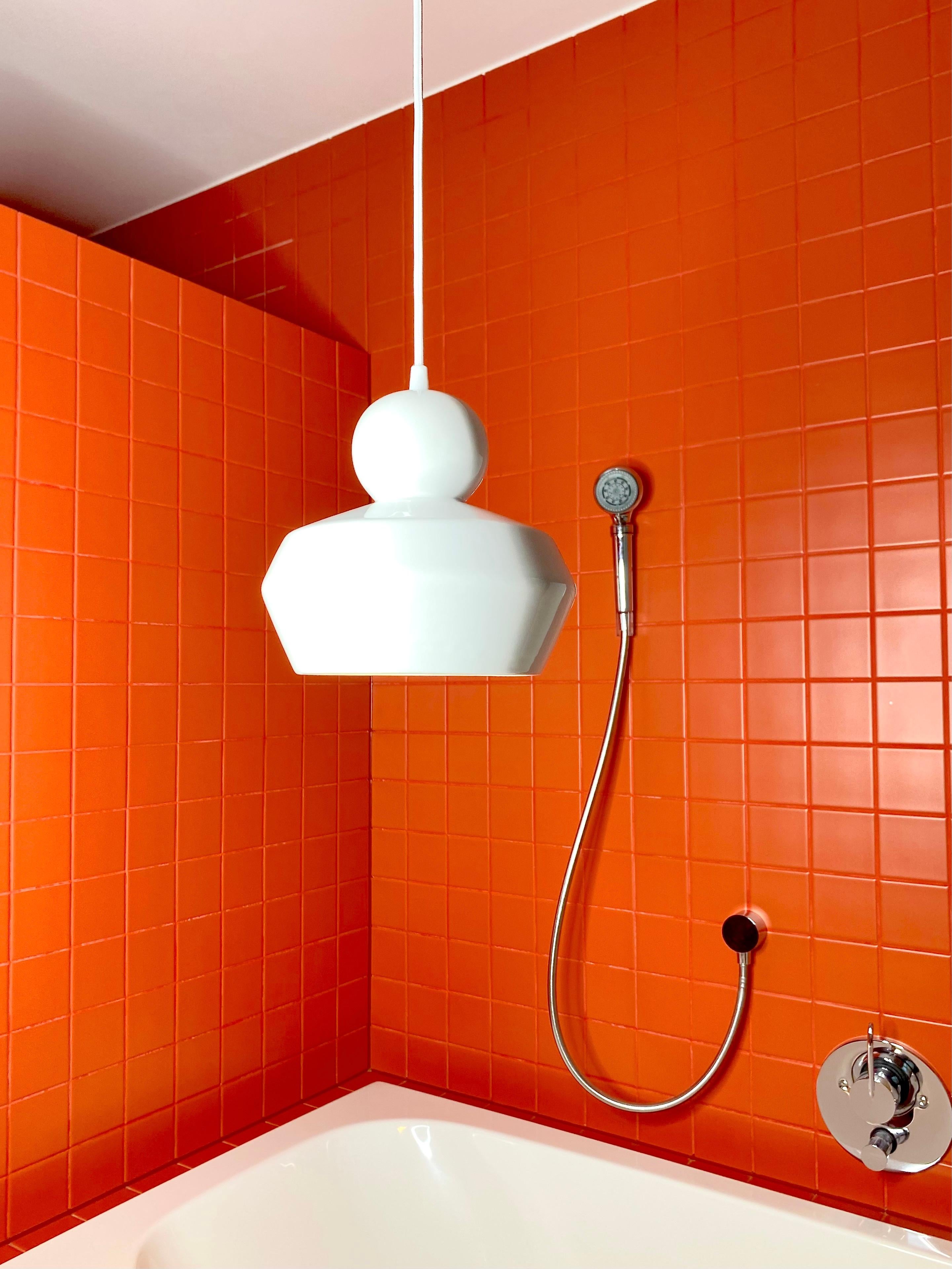 Lampada a sospensione contemporanea in gres bianco lucido, design minimalista, LOVER 3.0 In condizioni Nuovo in vendita a Köln, DE