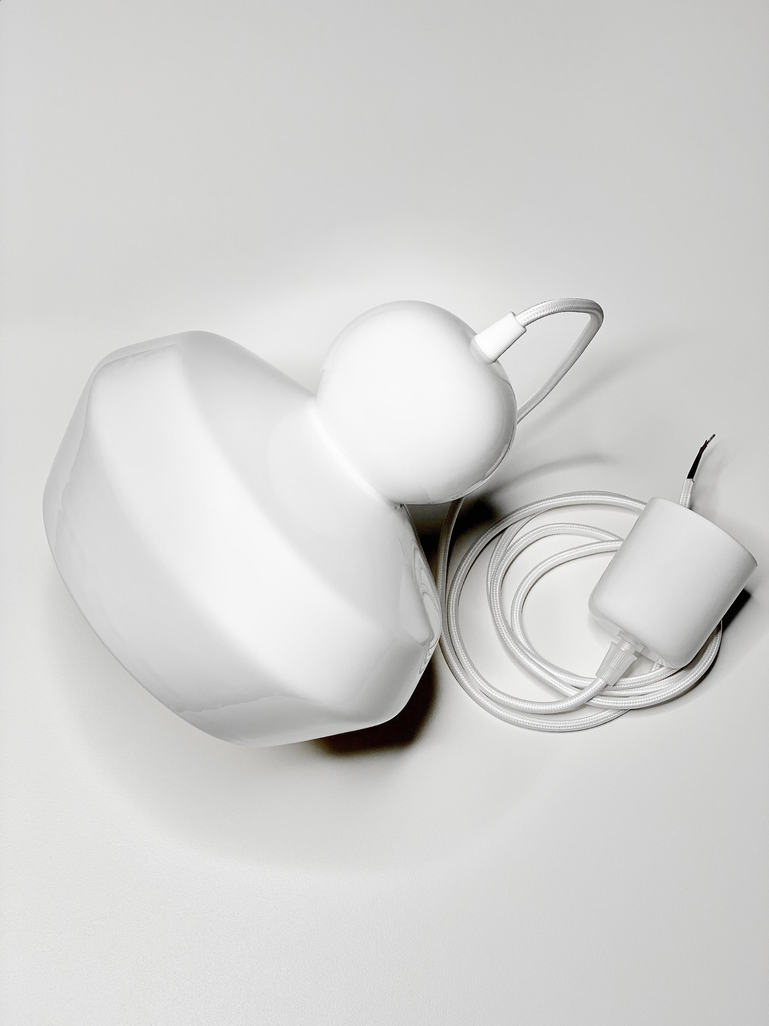 Lampada a sospensione contemporanea in gres bianco lucido, design minimalista, LOVER 3.0 in vendita 1