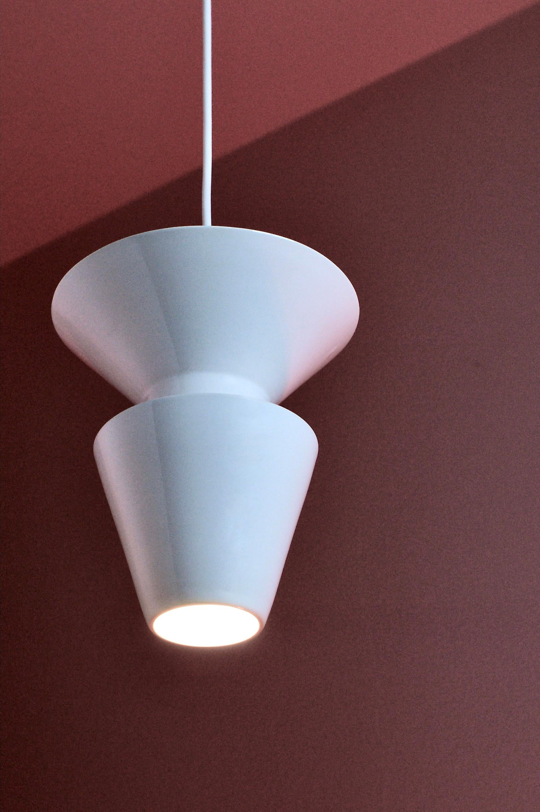 lampada a sospensione TWIN 1.2
design RODRIGO VAIRINHOS

Il TWIN 1.2 fa parte della collezione TWINS, che incarna un design minimalista e contemporaneo con un tocco di eleganza classica. Realizzata con una meticolosa attenzione ai dettagli, questa
