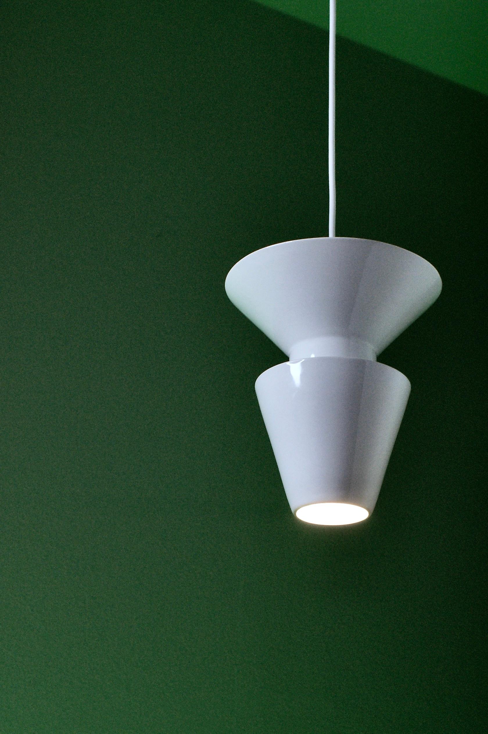 Lampada a sospensione contemporanea in gres bianco lucido, design minimalista TWIN 1.2 In condizioni Nuovo in vendita a Köln, DE