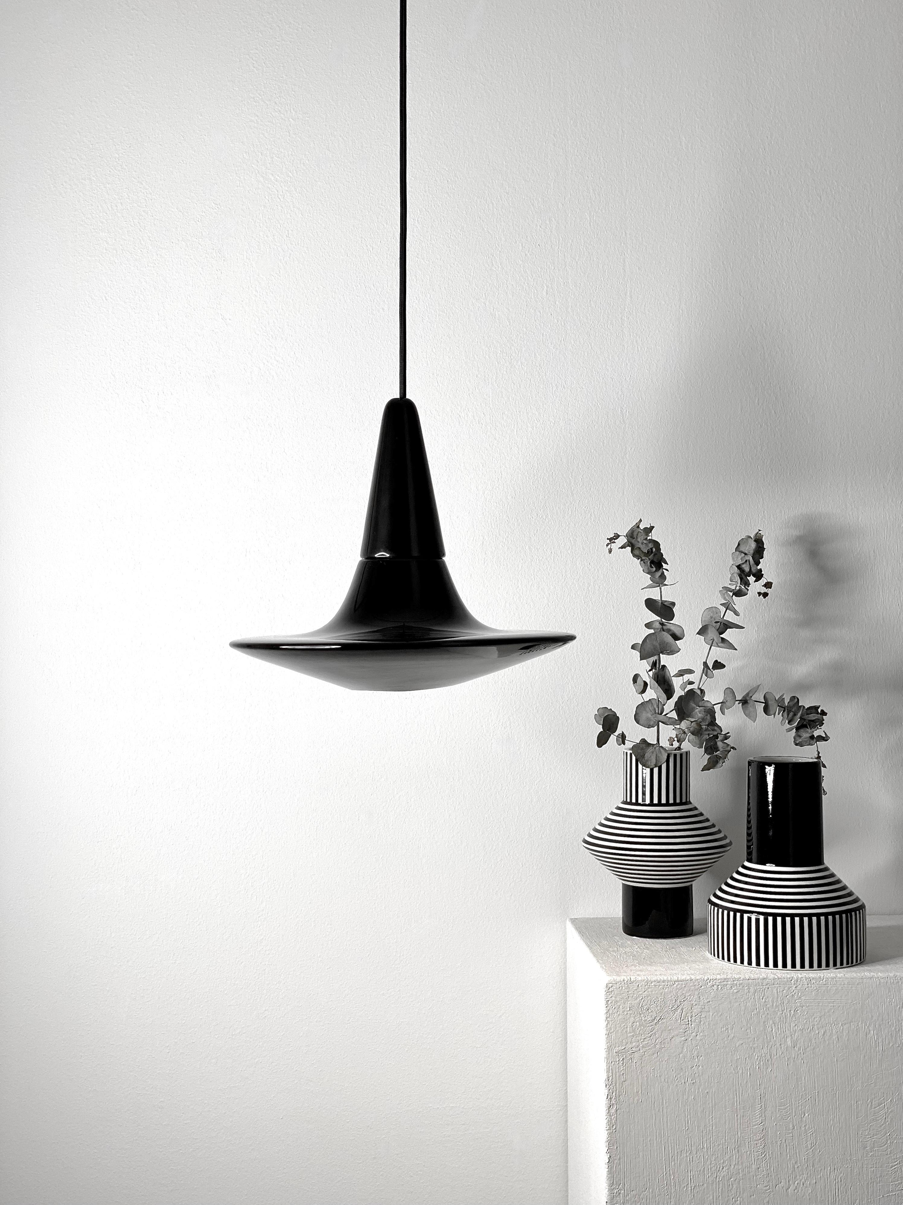 Calco Lampada a sospensione contemporanea in gres nero lucido, design minimalista, SML3 in vendita
