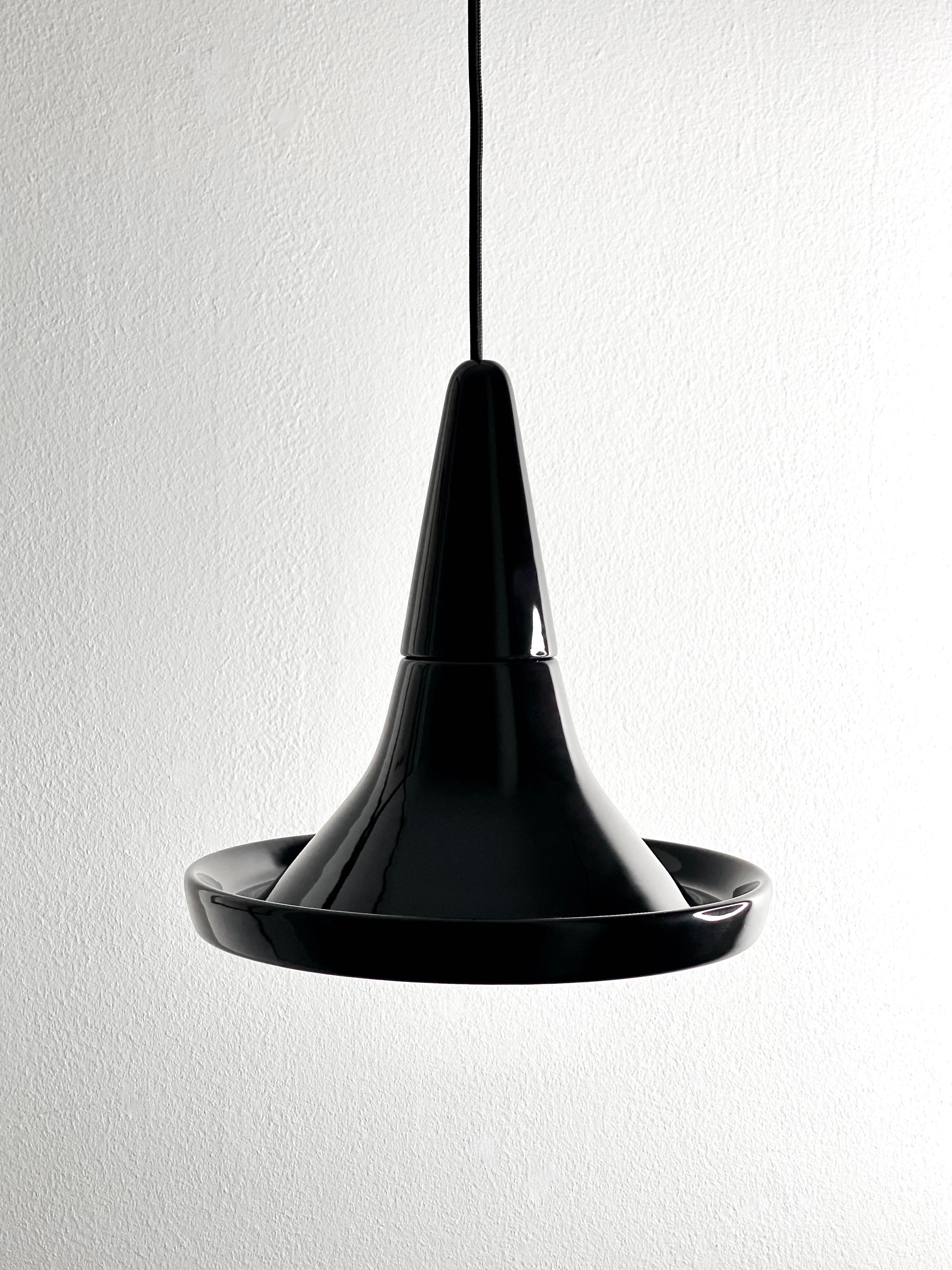 lampada a sospensione
PICCOLA LUCE 4.0
design RODRIGO VAIRINHOS

SMALL LIGHT è una collezione di quattro lampade a sospensione composta da quattro diversi modelli in quattro diverse dimensioni che sfruttano le affascinanti proprietà plastiche della