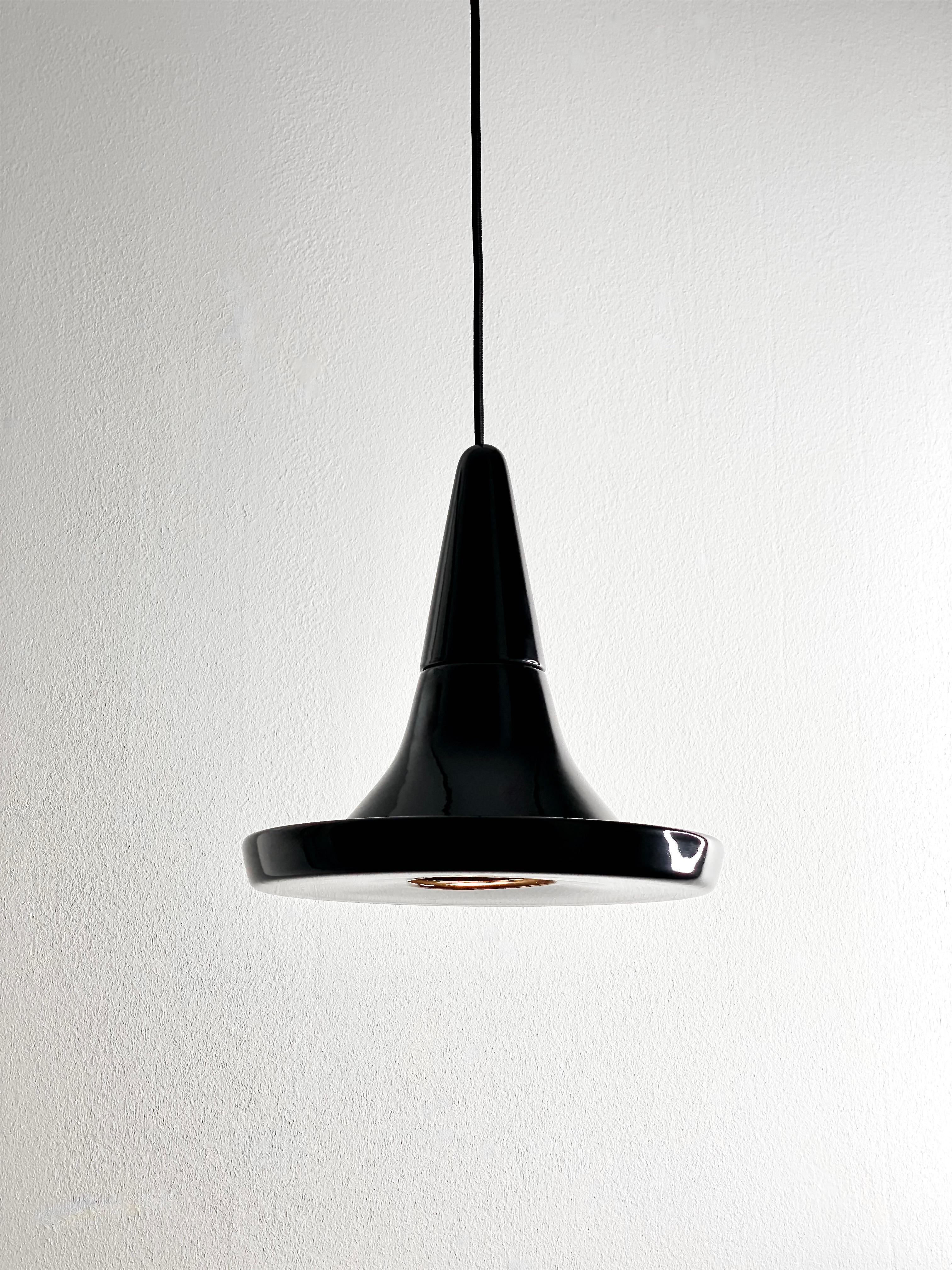 XXI secolo e contemporaneo Lampada a sospensione contemporanea in gres nero lucido, design minimalista, SML4 in vendita